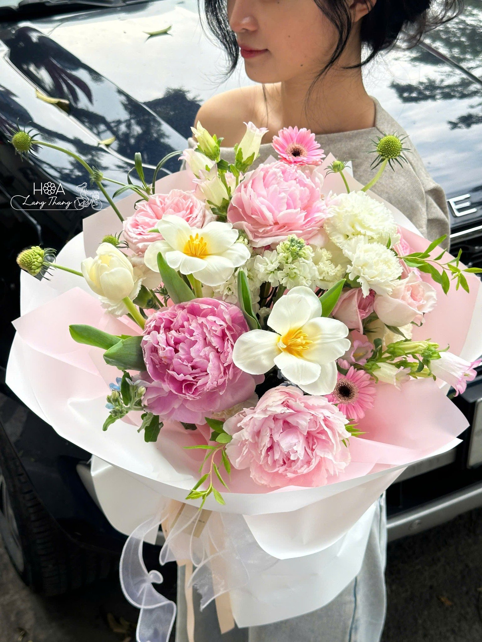 Bó hoa tươi với hoa hồng, peony và lan, kiểu cắm sang trọng
