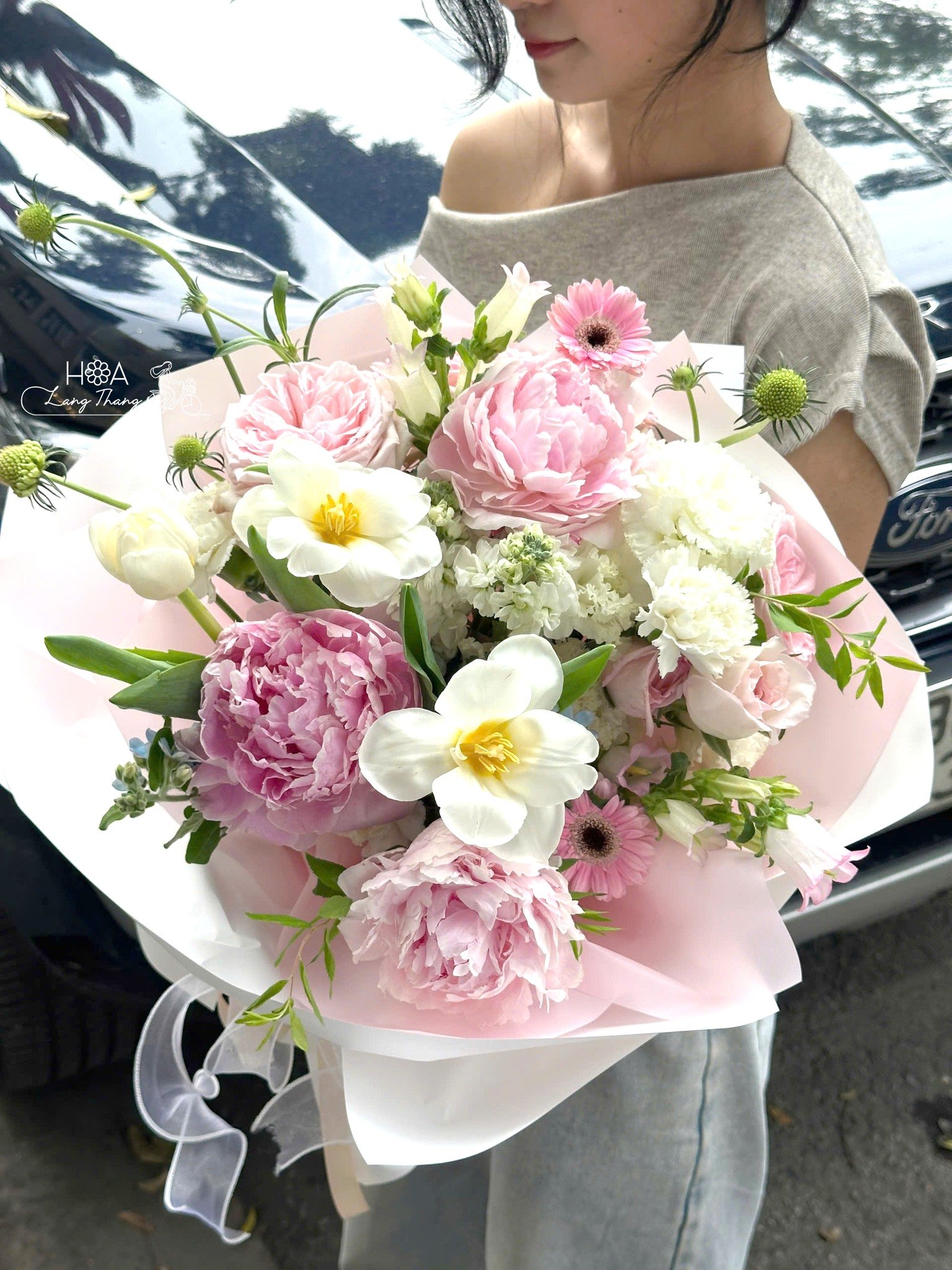 Bouquet hoa tươi với hoa hồng, tulip, và cúc, kiểu cắm lãng mạn
