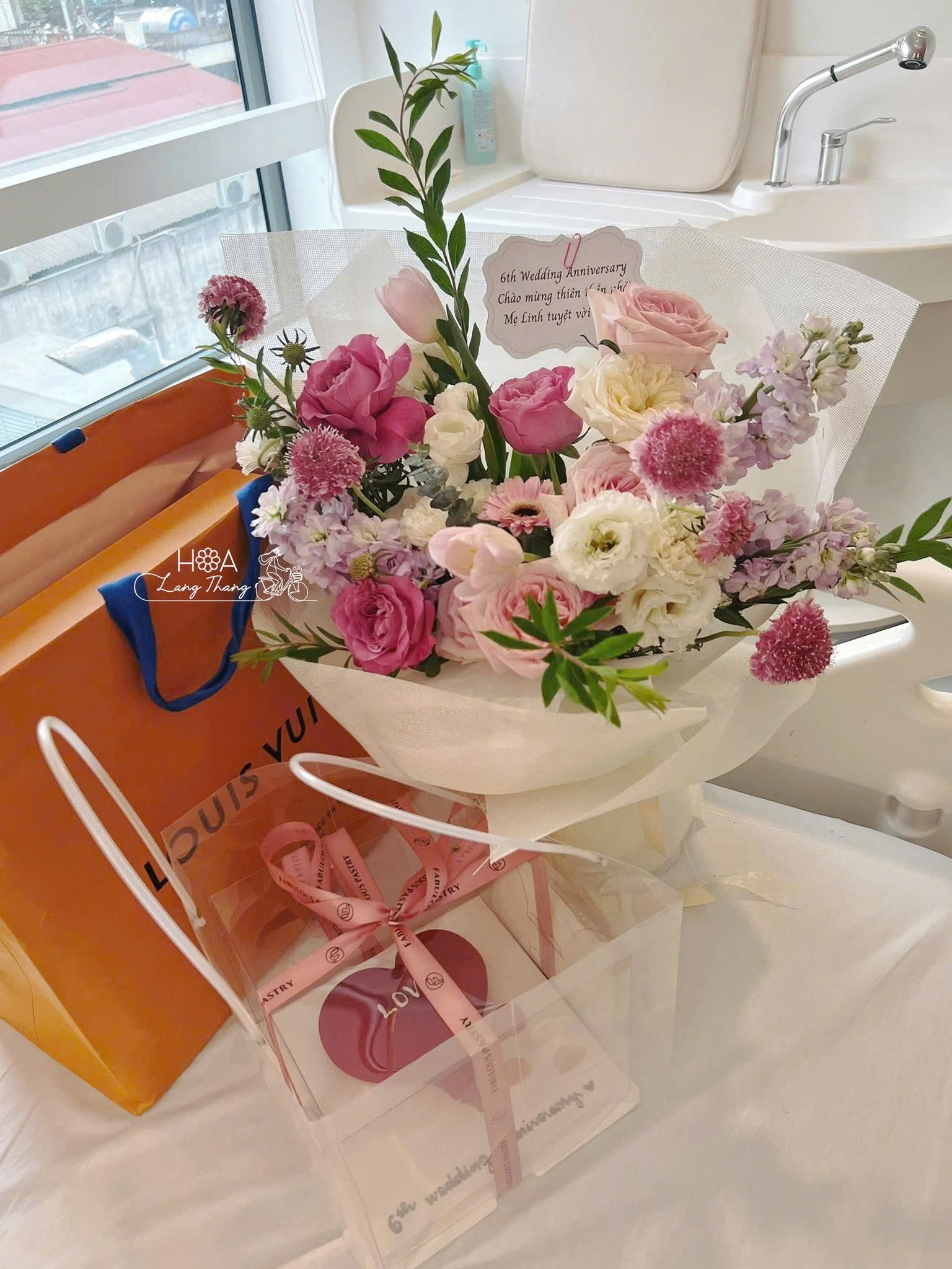 Bó hoa lễ kỷ niệm cưới với <a href=