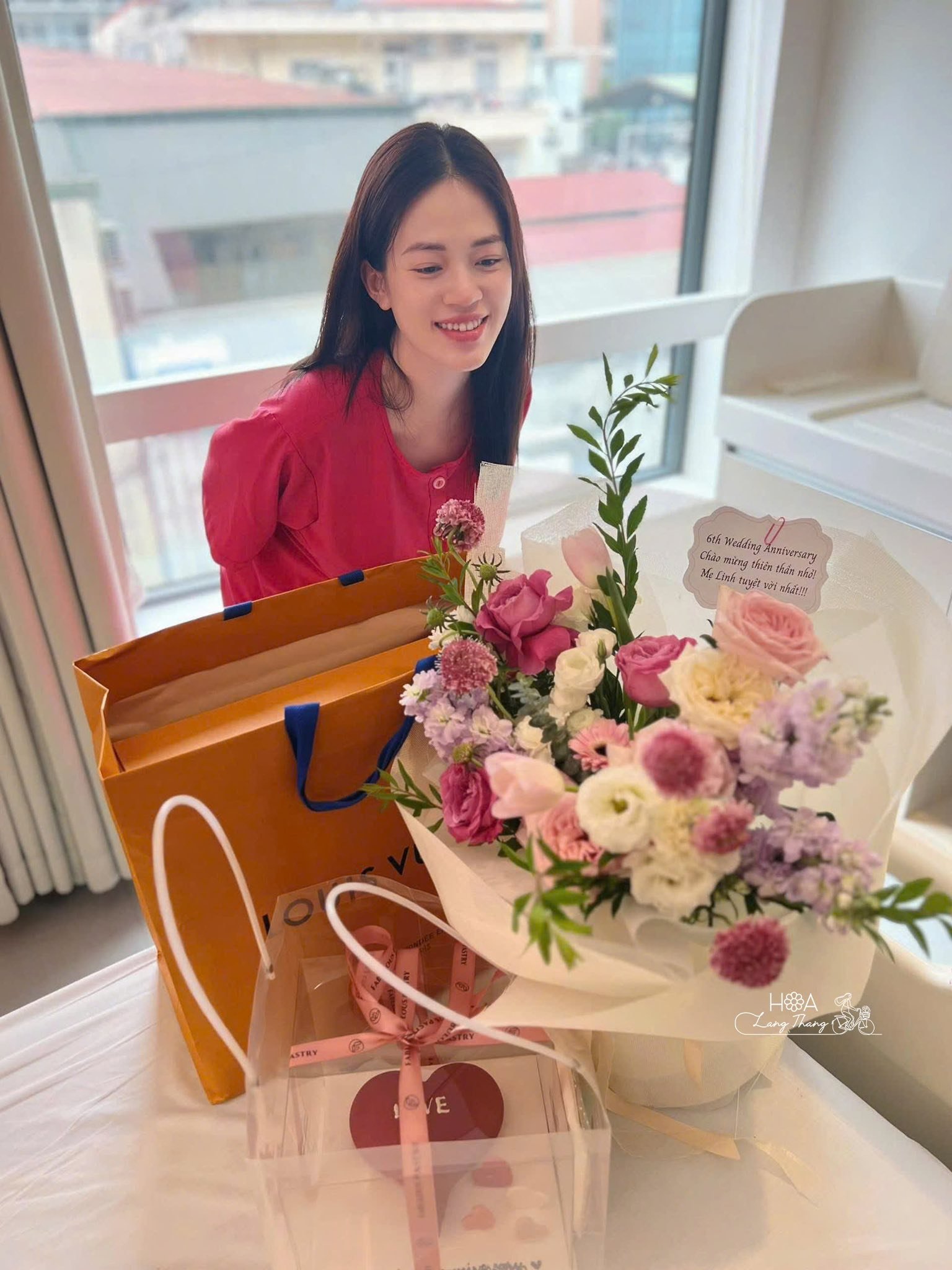 Cô gái vui vẻ bên hoa tươi và quà, cắm hoa đẹp với hồng và trắng