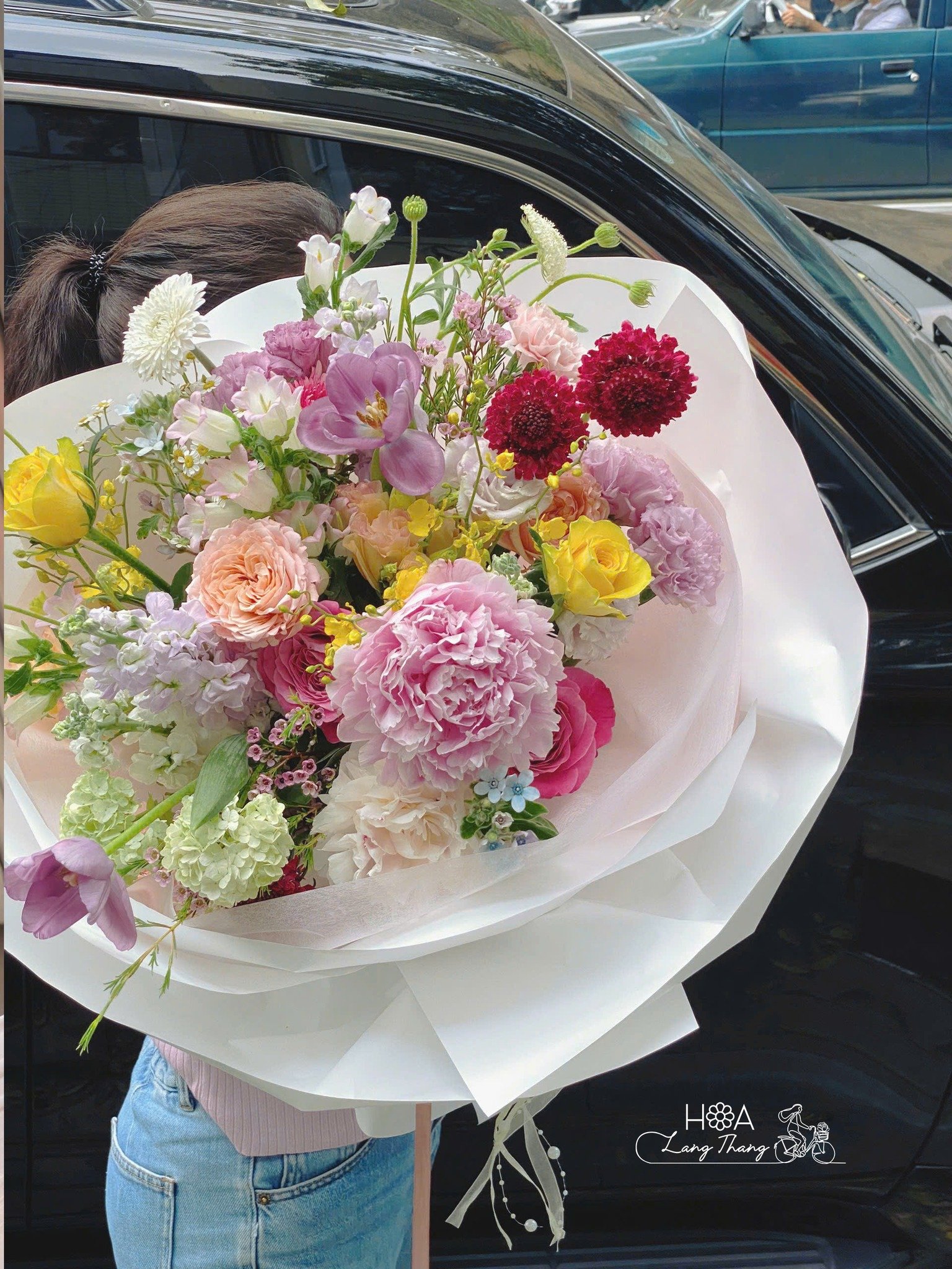 Bó hoa tươi với tulip, hồng, và cúc, cắm kiểu tự do rực rỡ sắc màu