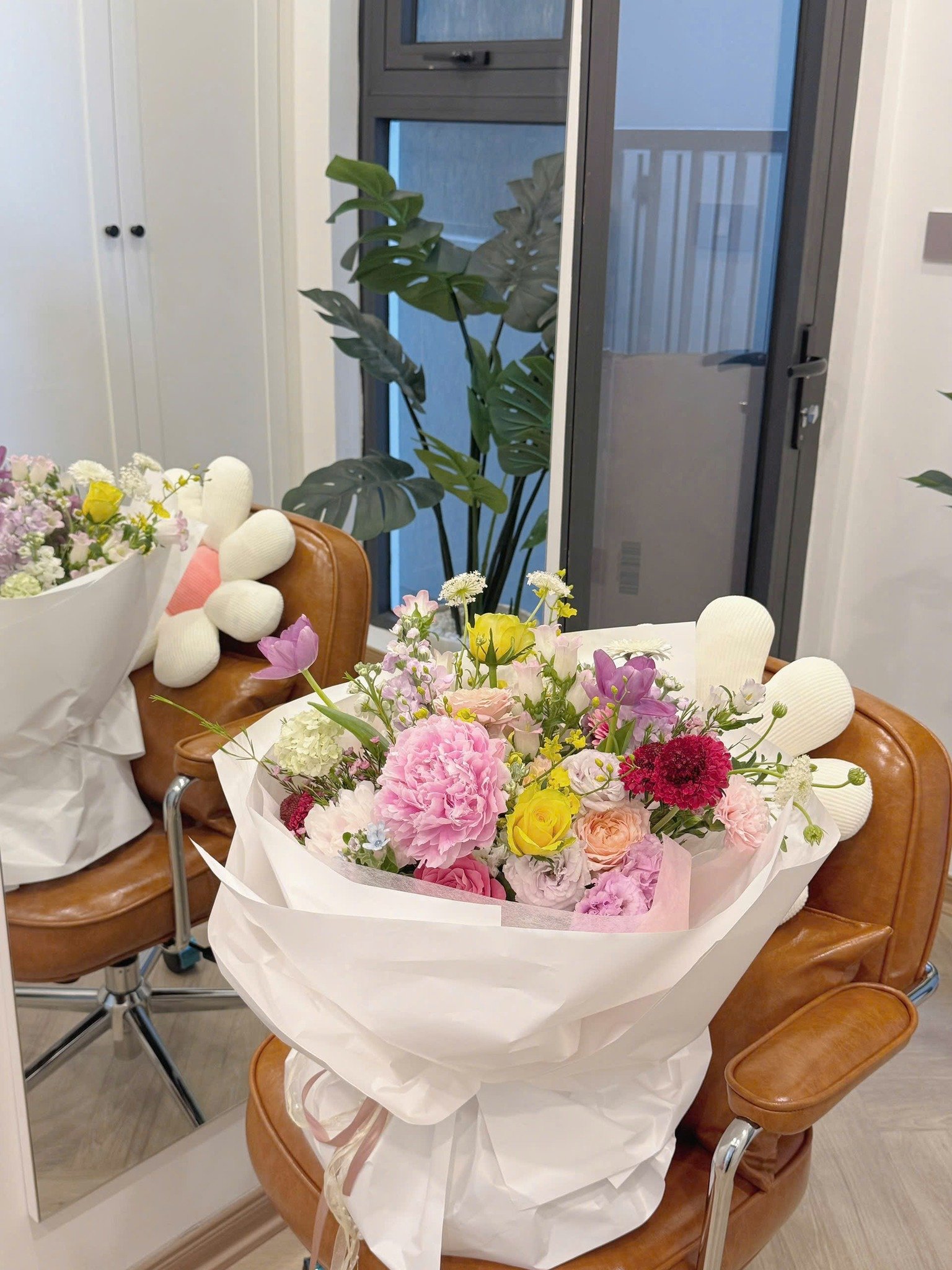 Bó hoa đa sắc với hồng, cúc và tulip, cắm phong cách hiện đại