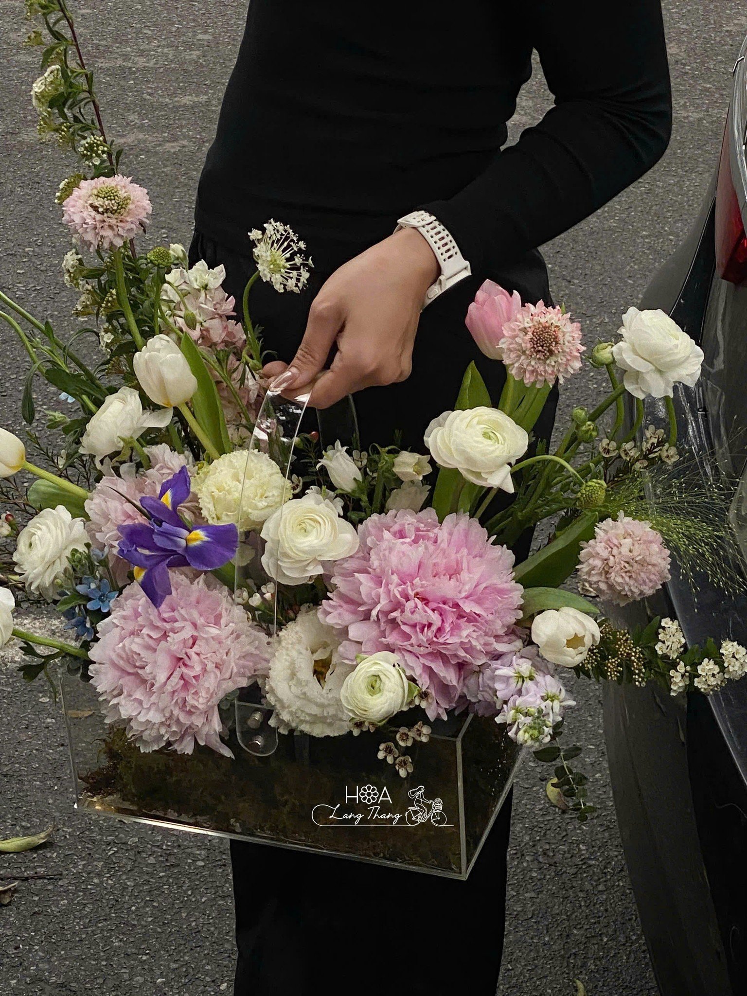 Bình hoa với hoa hồng, mẫu đơn và tulip đa sắc, kiểu cắm sang trọng