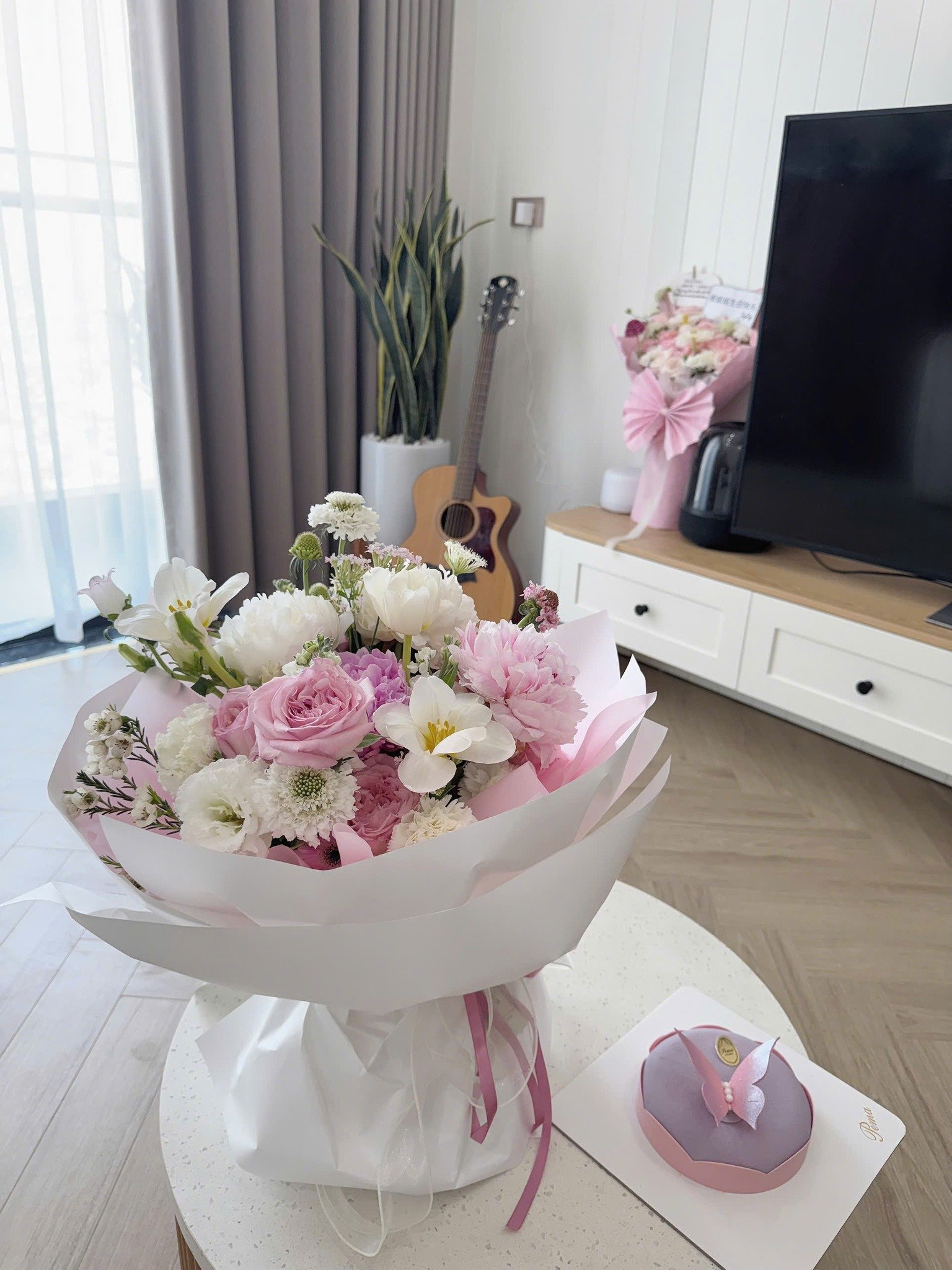 Bó hoa tươi với hồng, cẩm tú cầu, và baby, cắm kiểu trang trí đẹp mắt