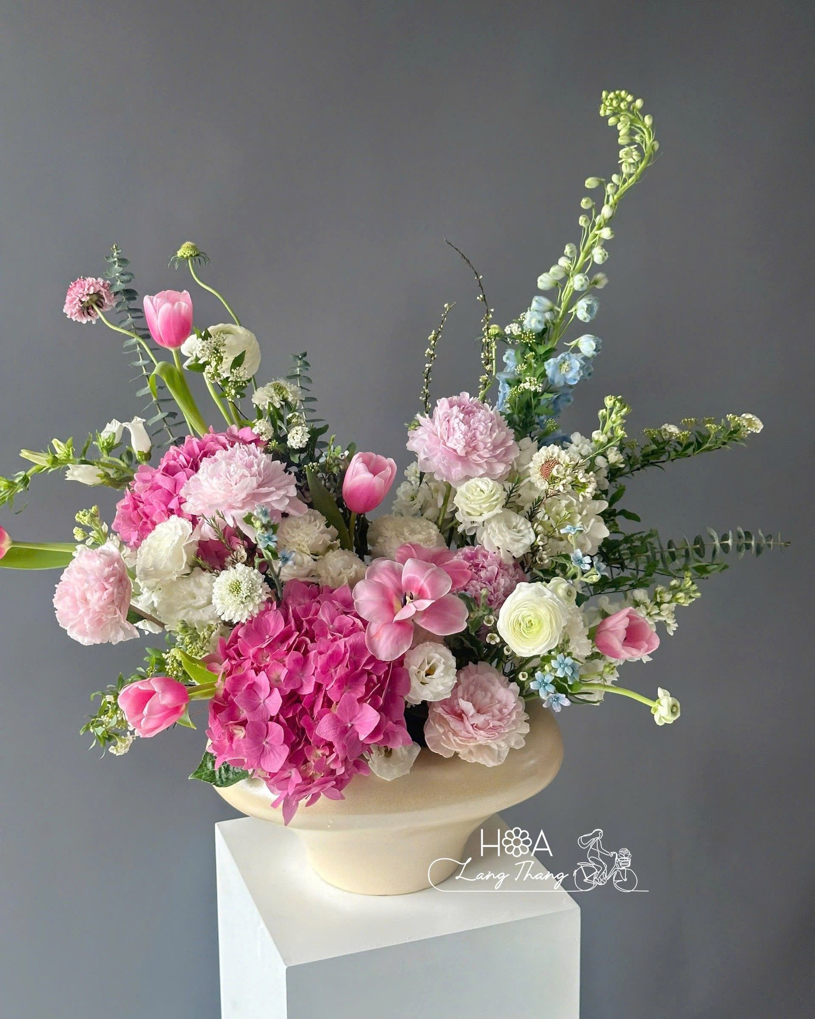 Bình hoa tươi đẹp với tulip, hồng, và cẩm tú cầu, thiết kế sang trọng
