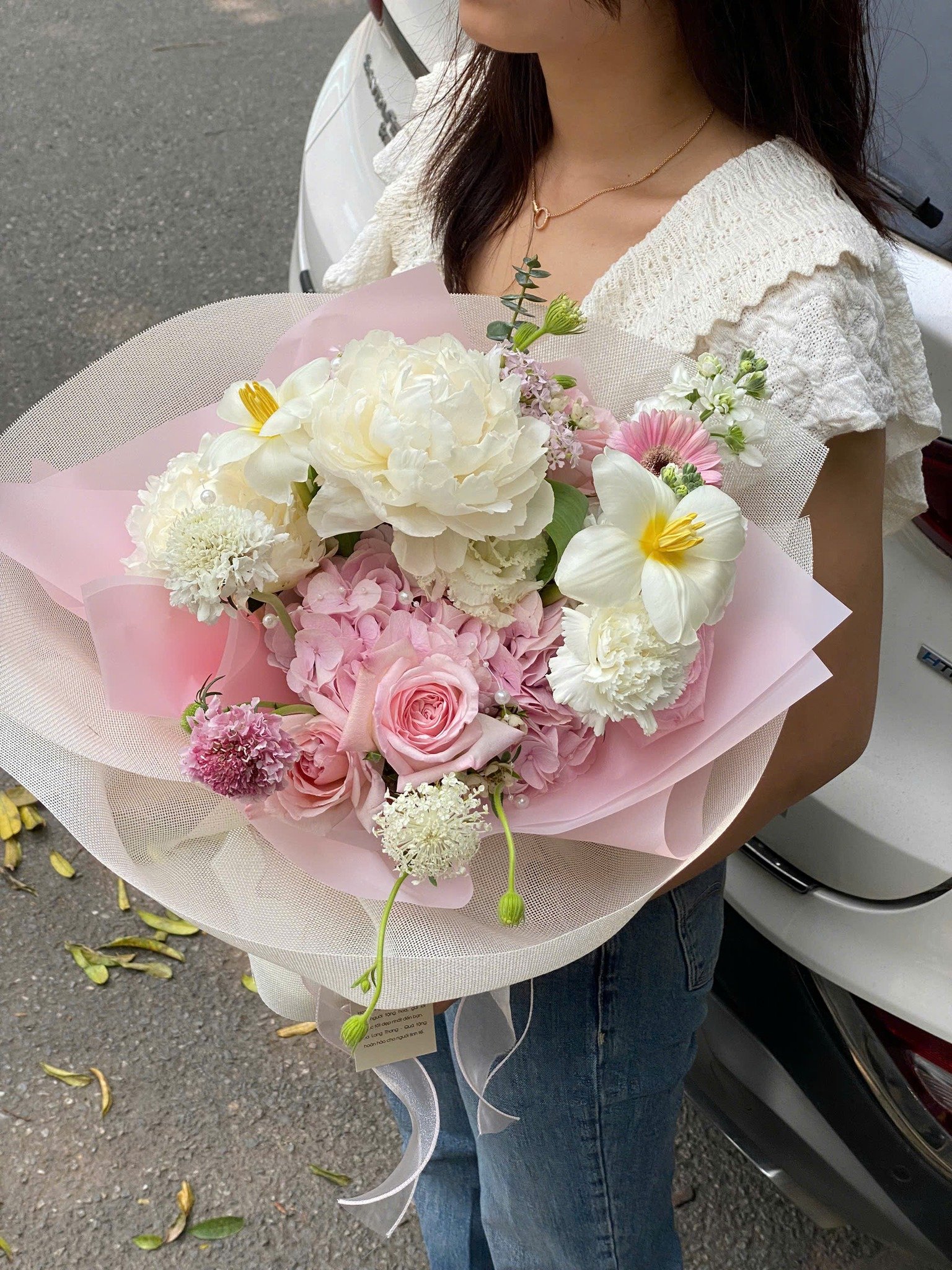 Bó hoa với mẫu đơn, hồng, và cúc trắng, kết hợp tinh tế với lá xanh