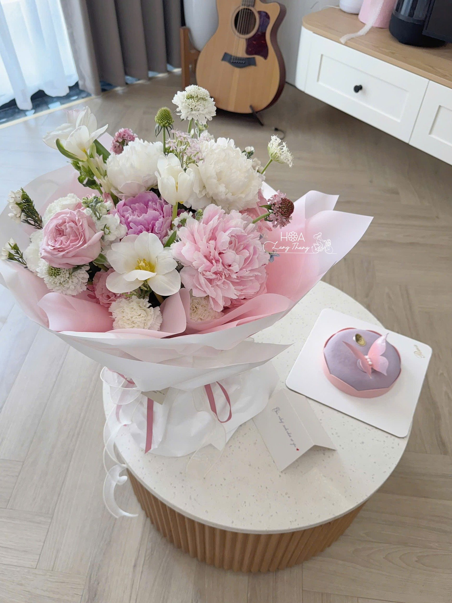 Bó hoa hồng, peony và <a href=