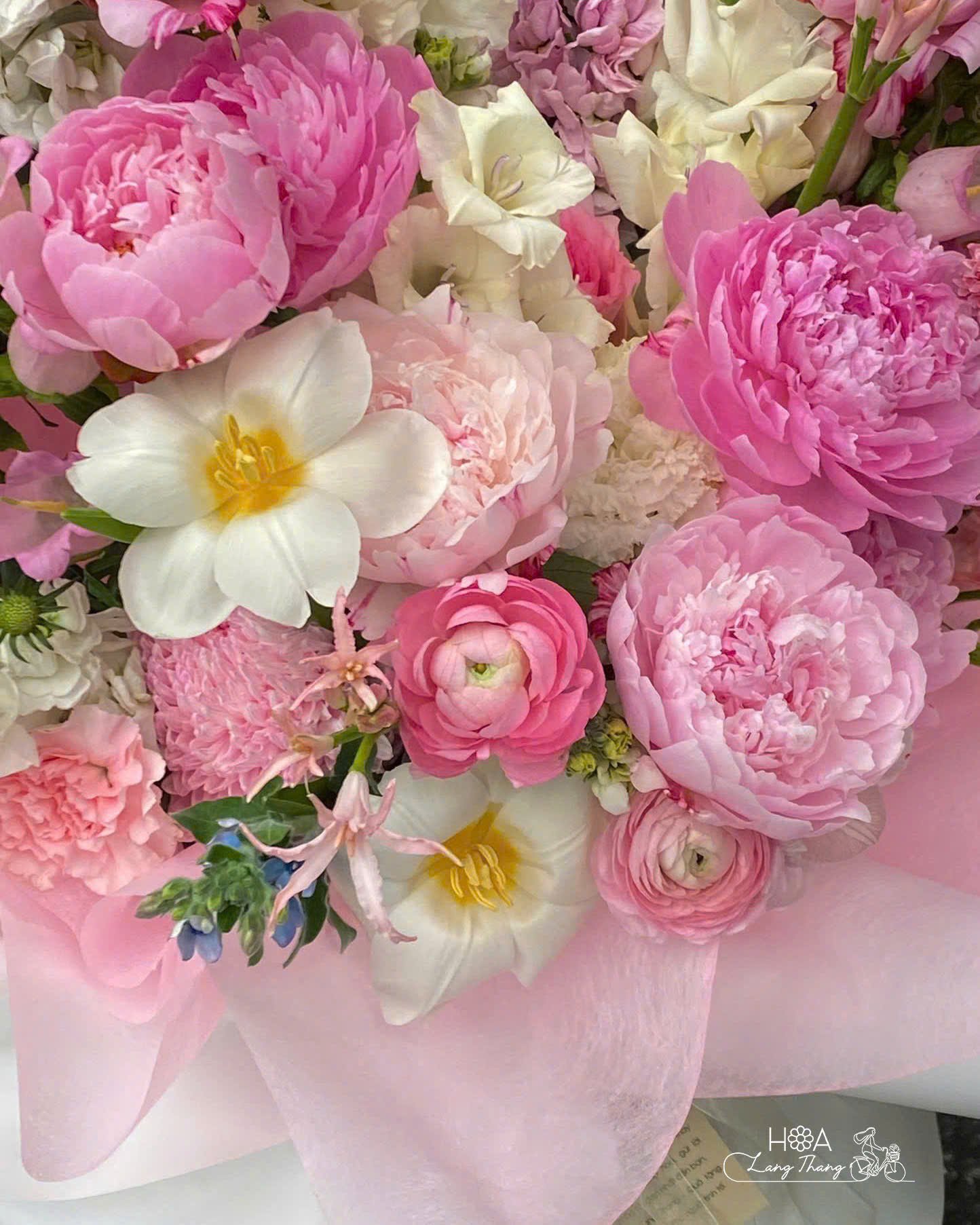Bó hoa ngập tràn sắc hồng với hoa peony, ly và <a href=
