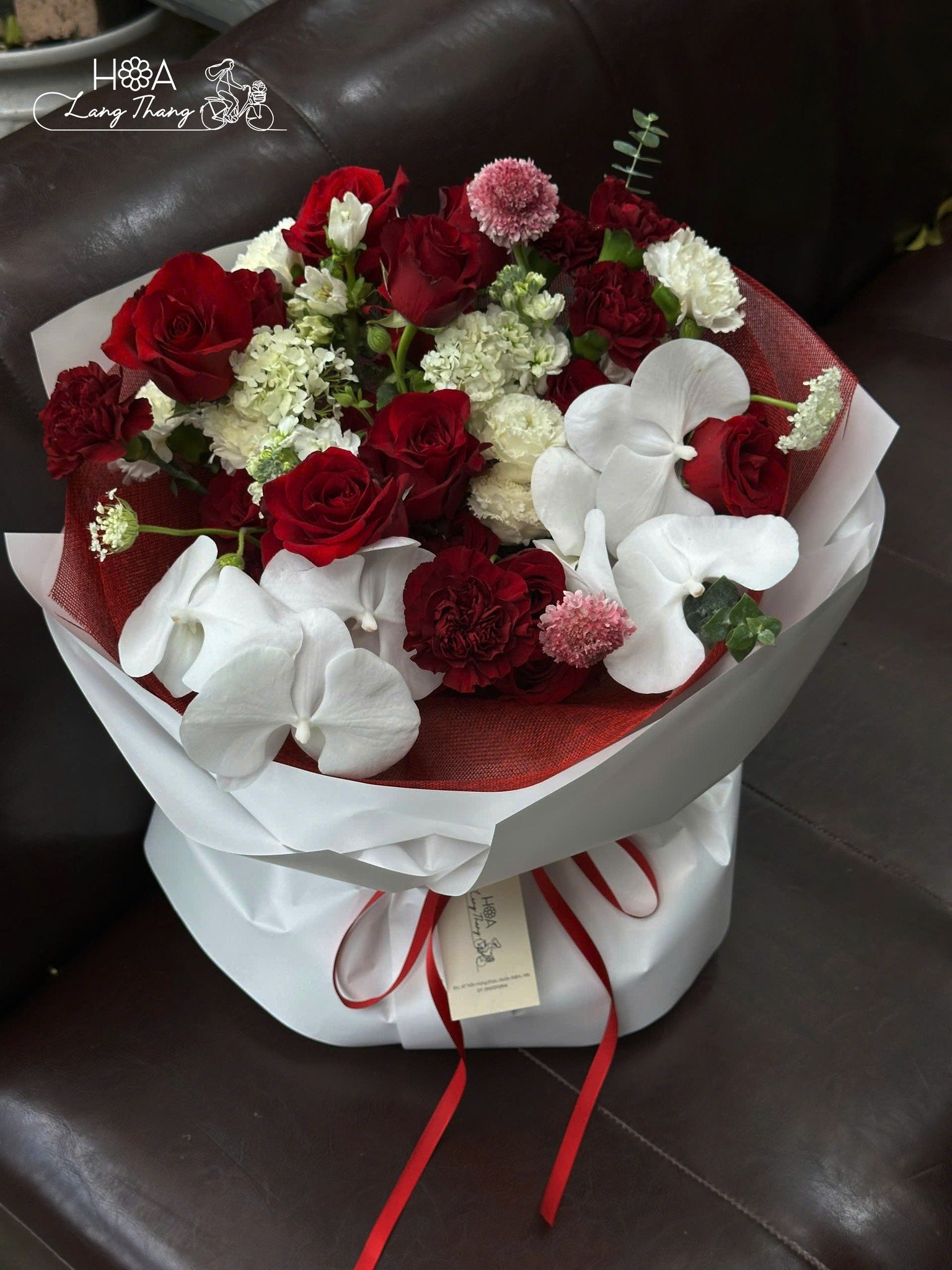 Bó hoa gồm hoa hồng đỏ, <a href=