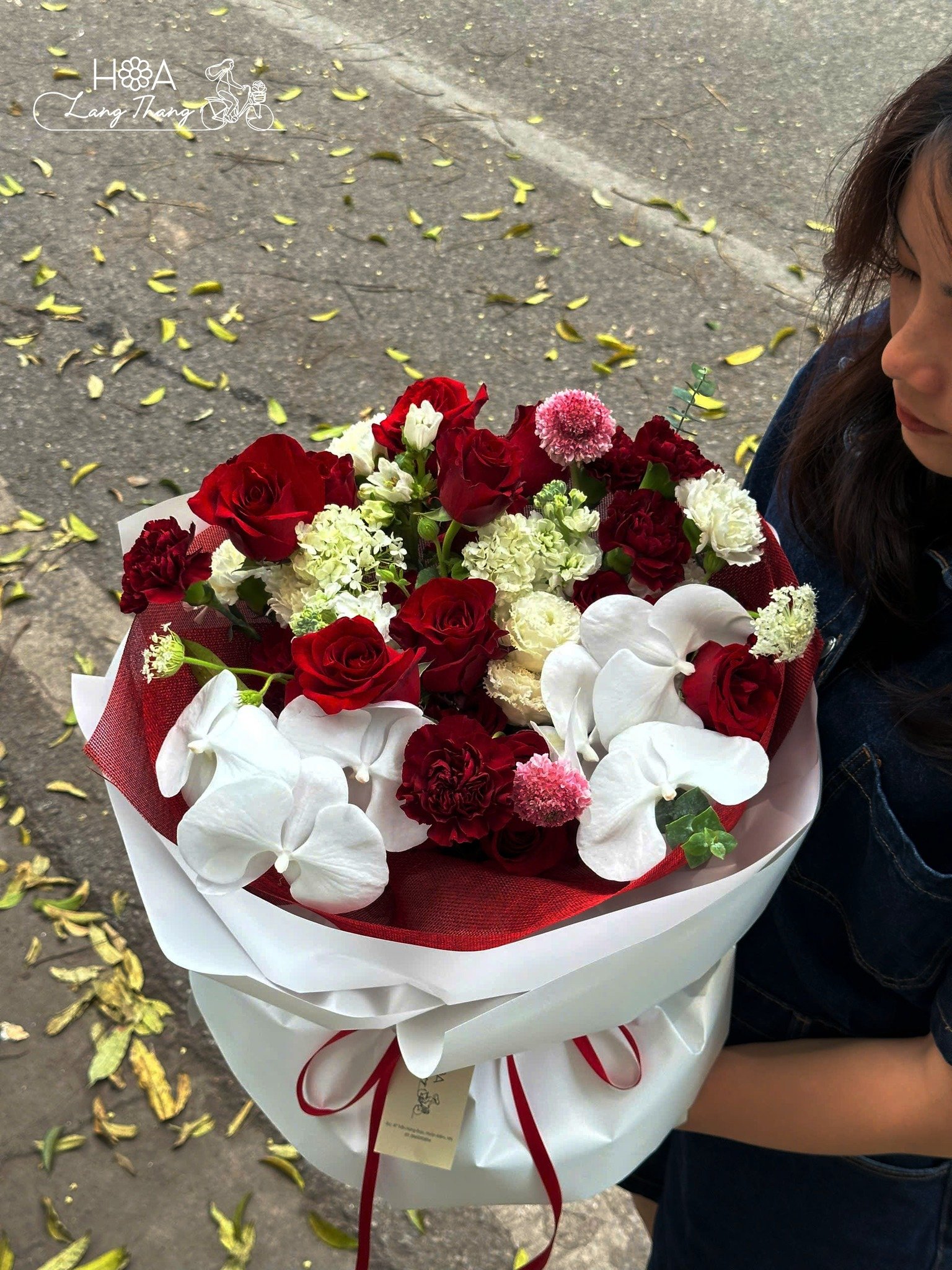 Bó hoa gồm hồng đỏ, cẩm chướng trắng, <a href=
