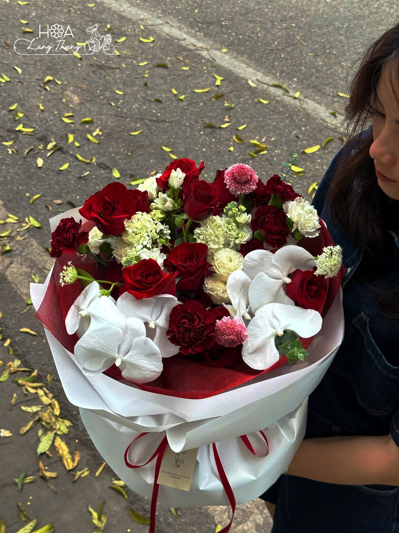 Bó hoa sinh động với hoa hồng đỏ, <a href=