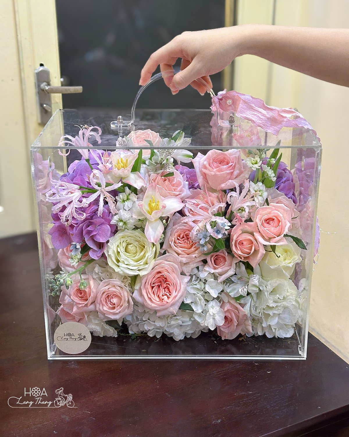 Hộp hoa đẹp với hoa hồng, lan hồ điệp, và mix hoa tươi đầy màu sắc