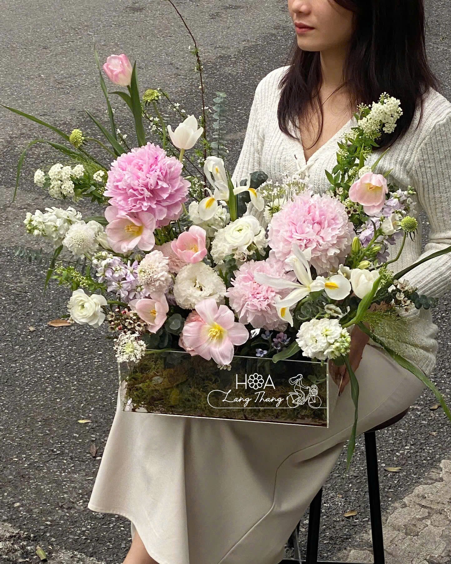 Bình hoa có hoa hồng, tulip và ly nhẹ nhàng, kiểu cắm tự do, phù hợp cho nhiều dịp