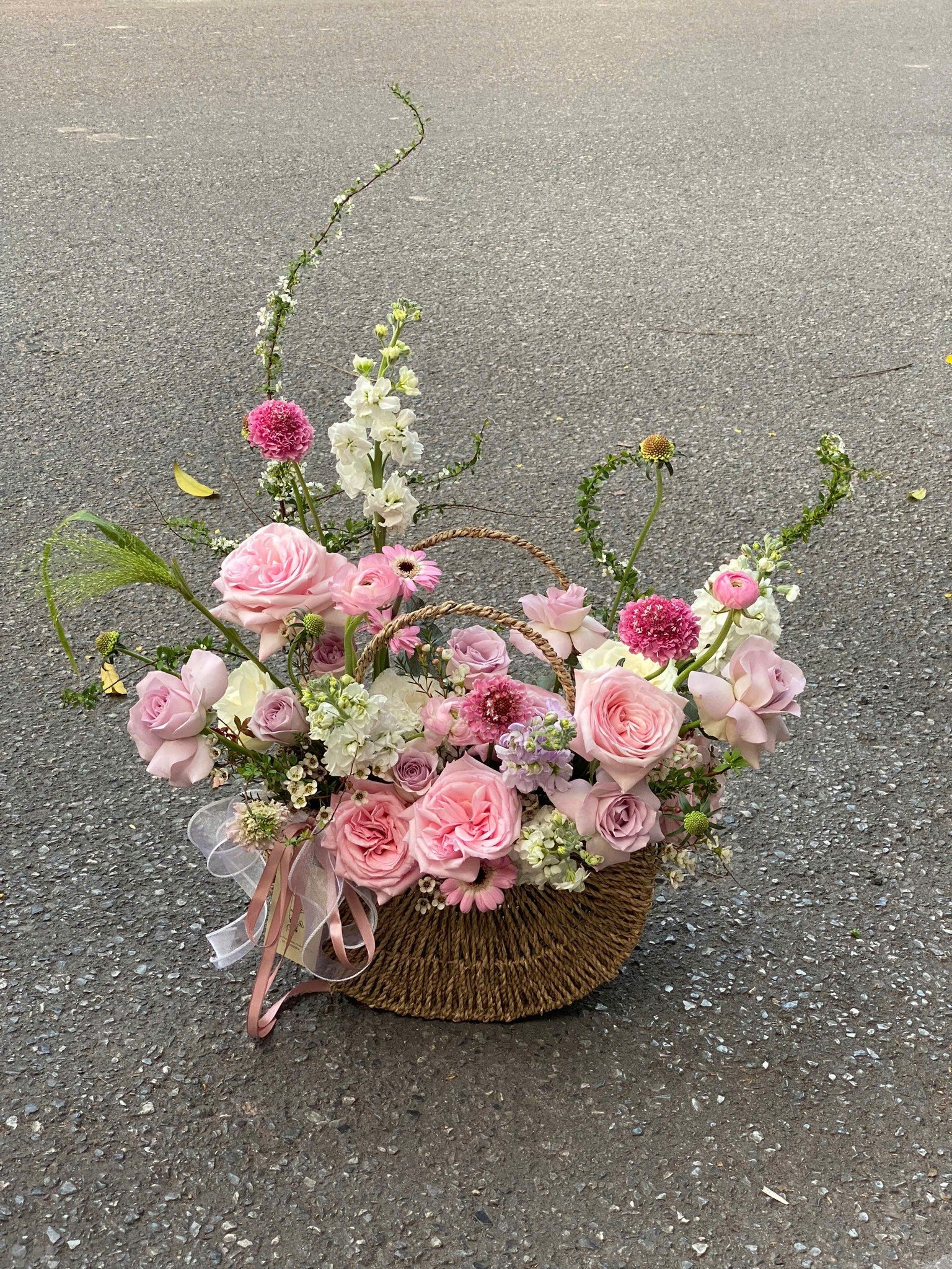 Bình hoa giỏ với hoa hồng pink, hoa cẩm chướng và hoa baby, kiểu cắm nghệ thuật