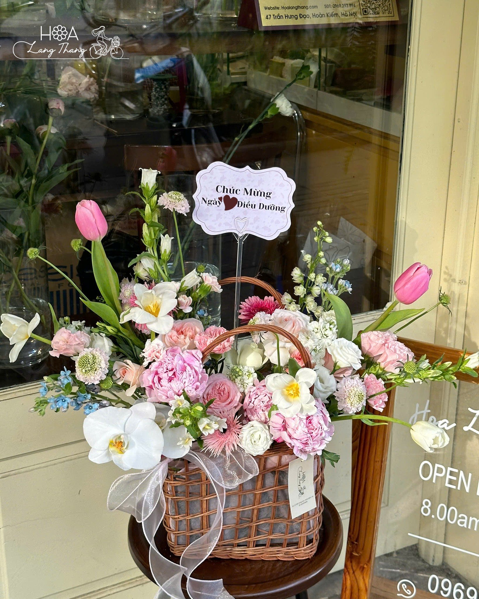 Giỏ hoa chúc mừng với tulip, hồng, cúc và màu hồng, trắng, thích hợp 20-10