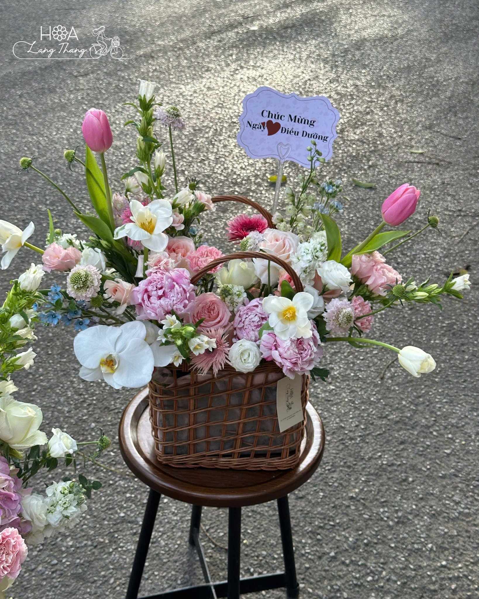 Giỏ hoa chúc mừng với hoa hồng, tulip và <a href=