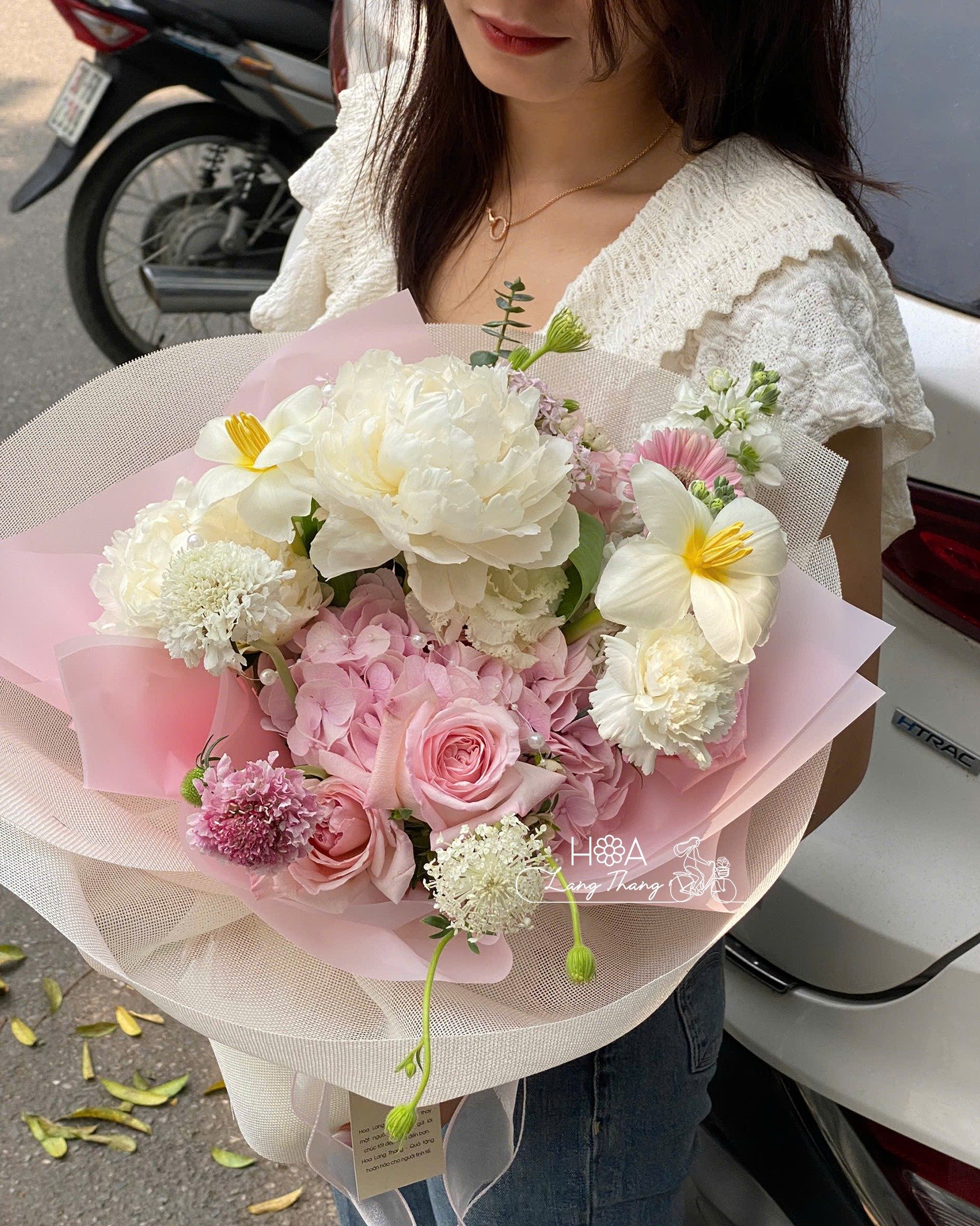 Bó hoa gồm hoa hồng, <a href=