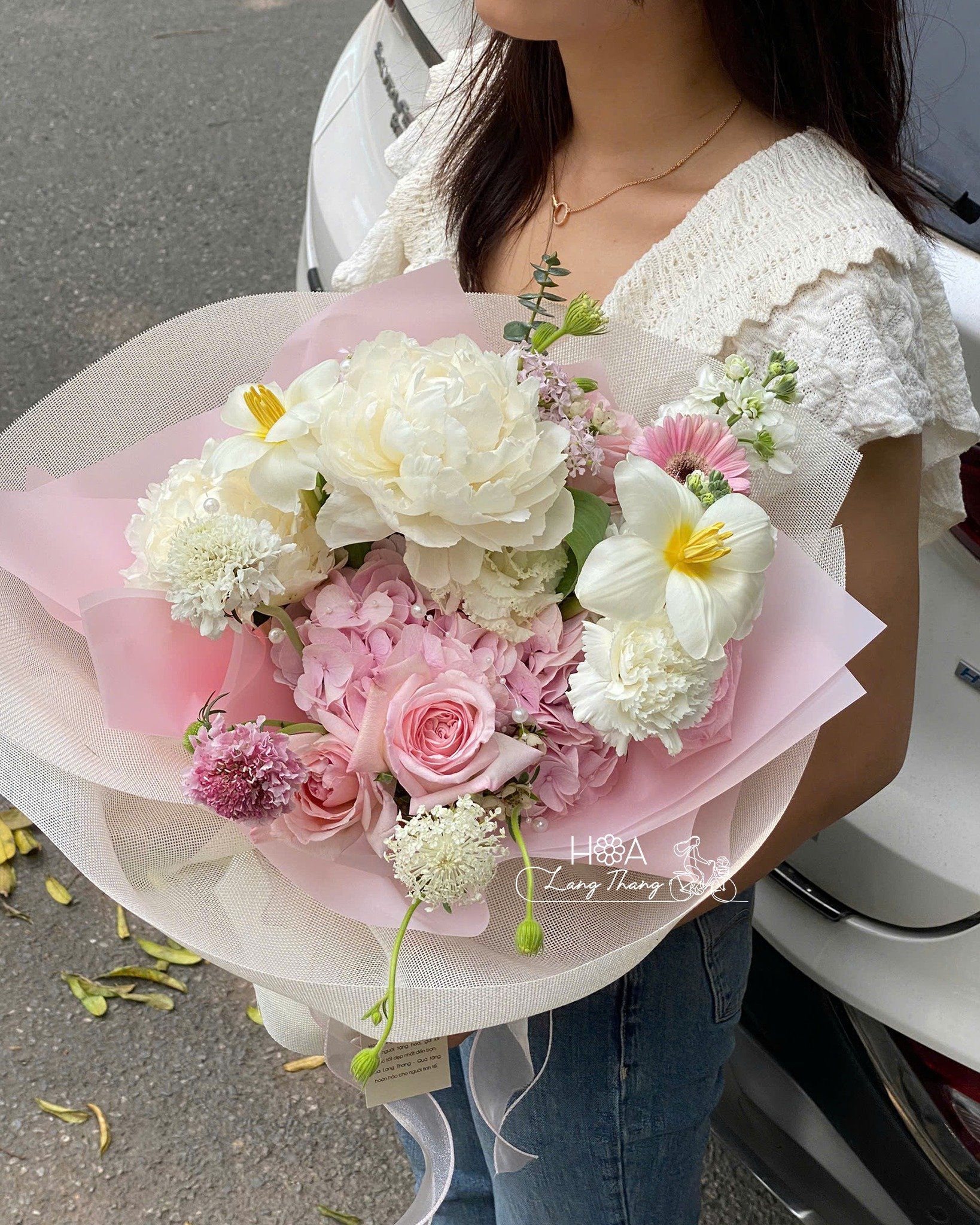 Bó hoa gồm hồng, <a href=
