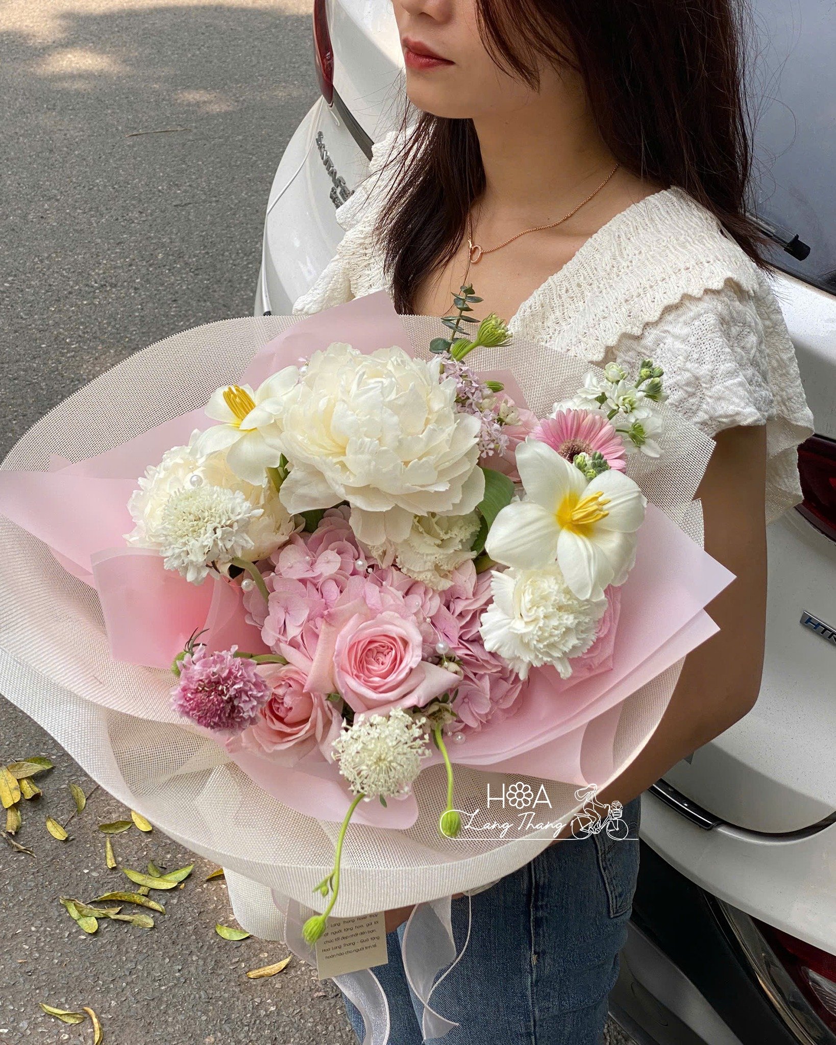 Bó hoa kết hợp hoa hồng, cúc, và lan trắng, trang trí tinh tế và sang trọng