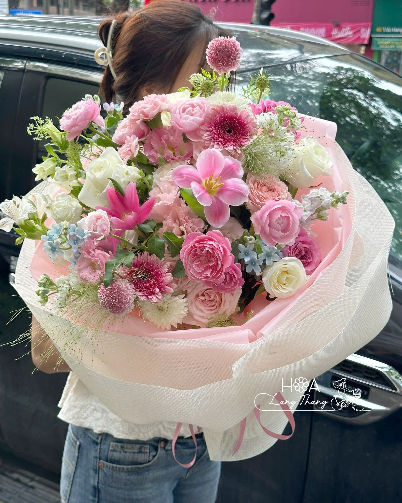Bó hoa đẹp với tulip, hồng, và hoa baby, phong cách cắm hiện đại