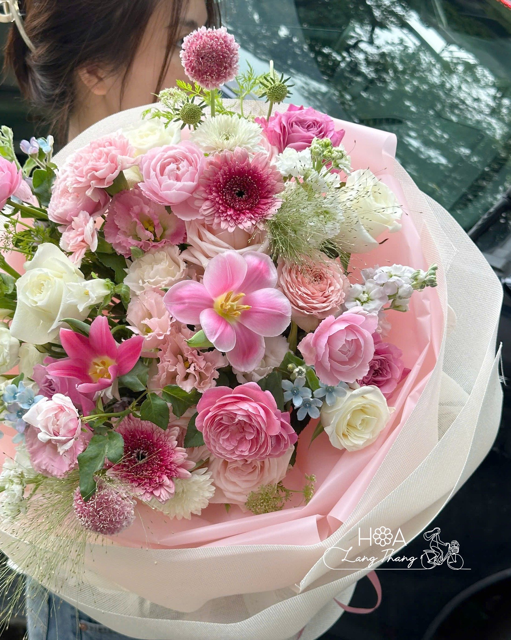 Bó hoa với tulip, hồng, <a href=