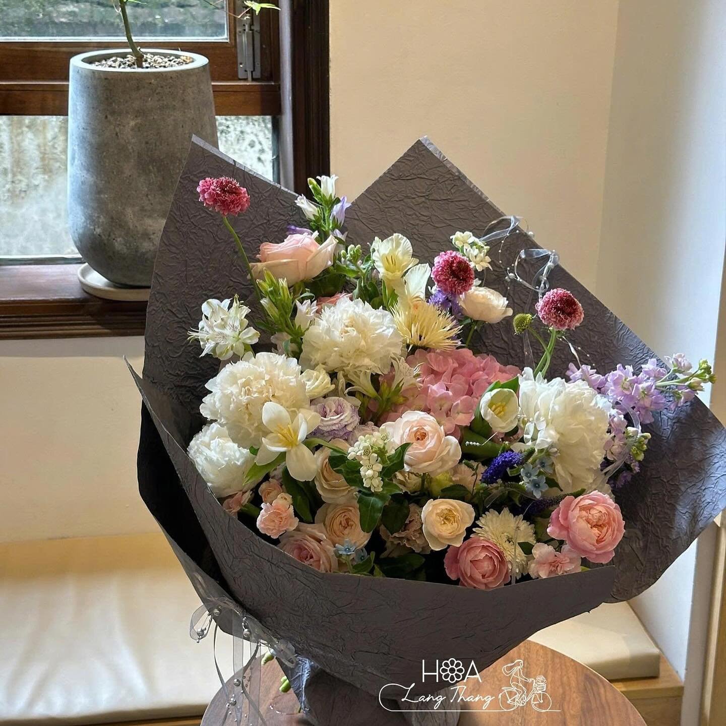 Bó hoa đa sắc với các loại hoa hồng, cúc và <a href=