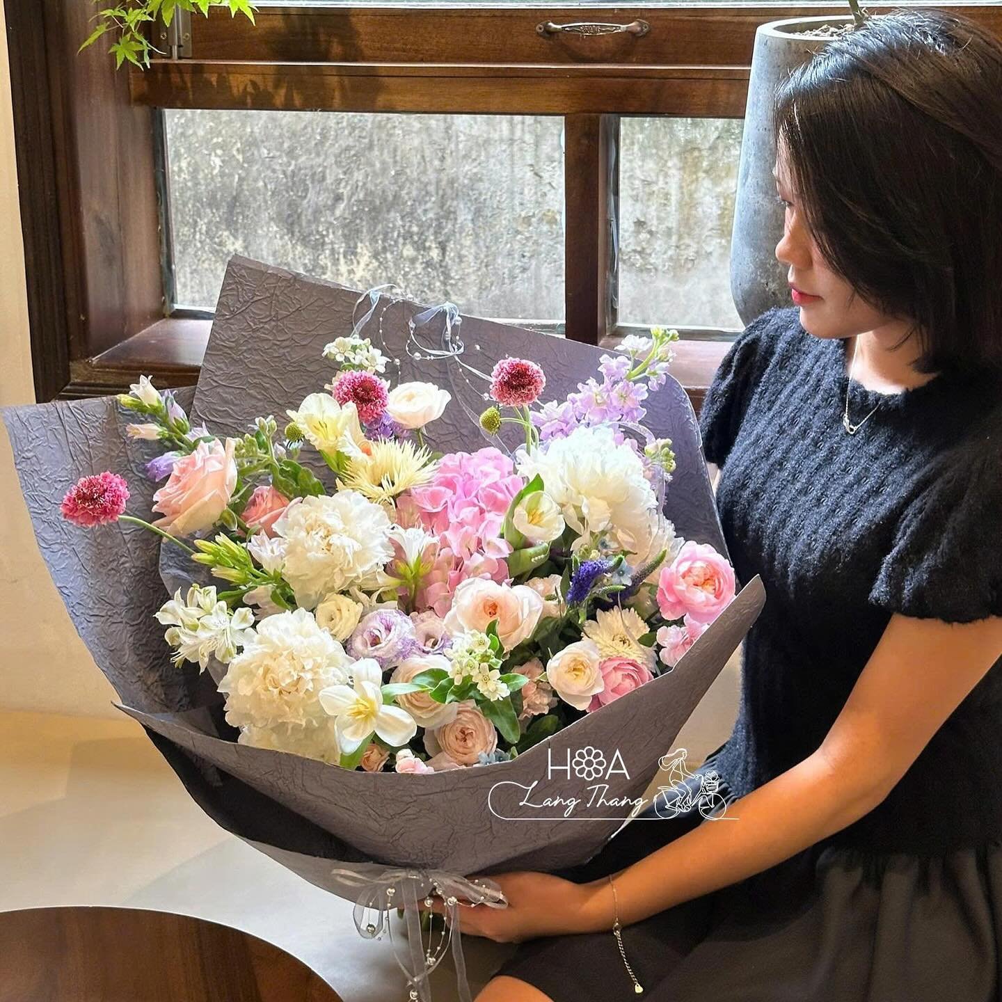 Bó hoa đẹp với tulip, hồng, <a href=