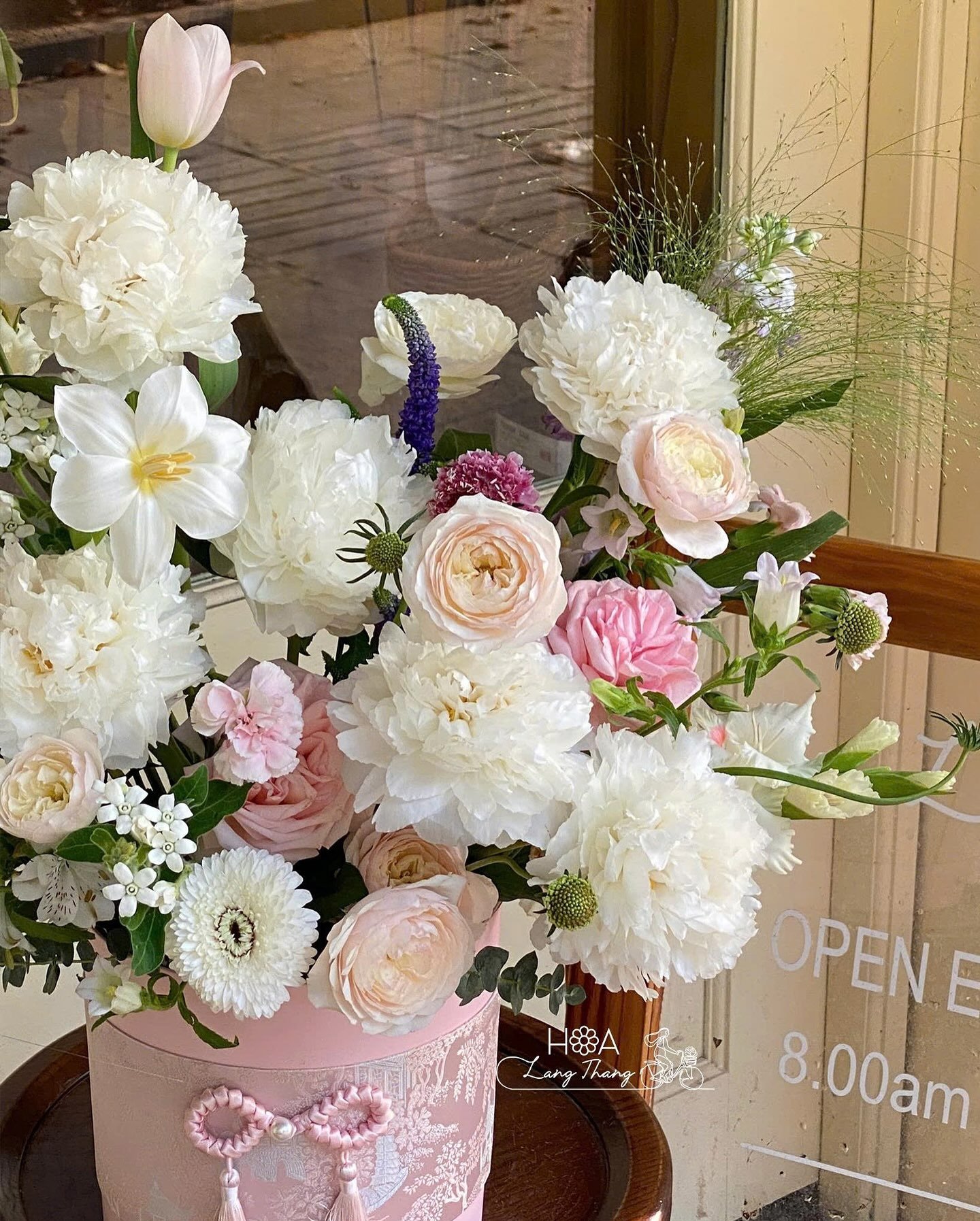 Lẵng hoa tươi đẹp với hoa peony, hồng và ly, kiểu cắm trang nhã