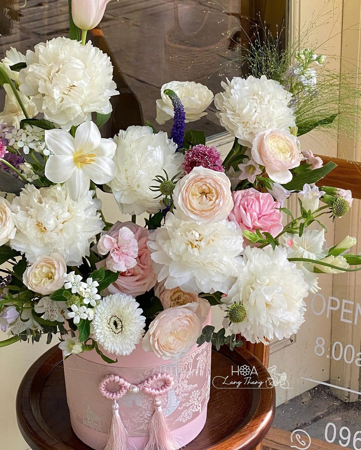 Bình hoa tươi đẹp gồm hoa hồng, lan, và <a href=