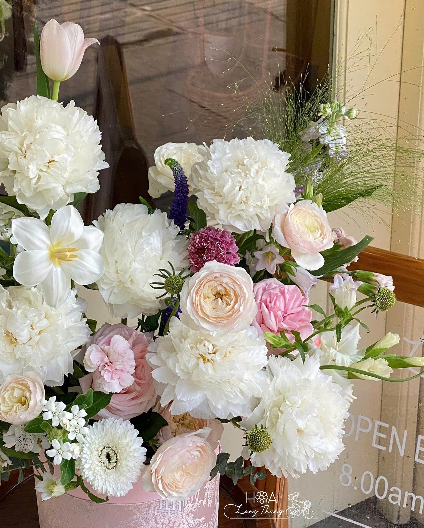 Bình hoa trắng hồng với peony, hồng, và lily, cắm trang nhã