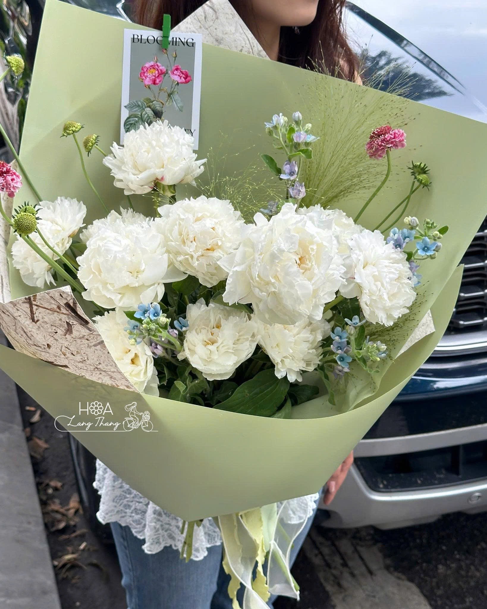 Bó hoa trắng tinh khôi gồm peony và nhiều loại hoa nhỏ xinh, kiểu cắm tự nhiên