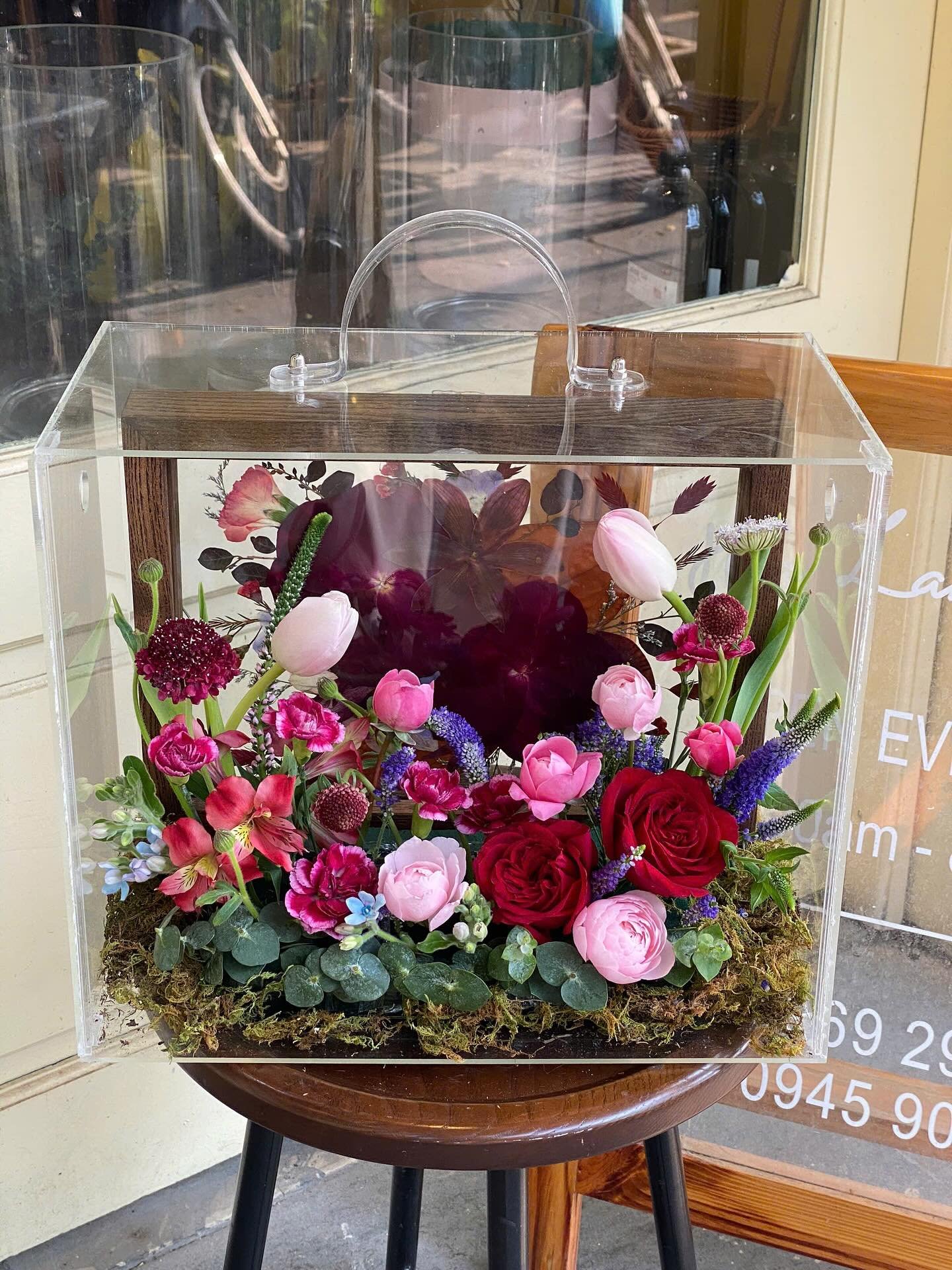 Hộp hoa thủy tinh với hoa hồng đỏ, tulip và <a href=