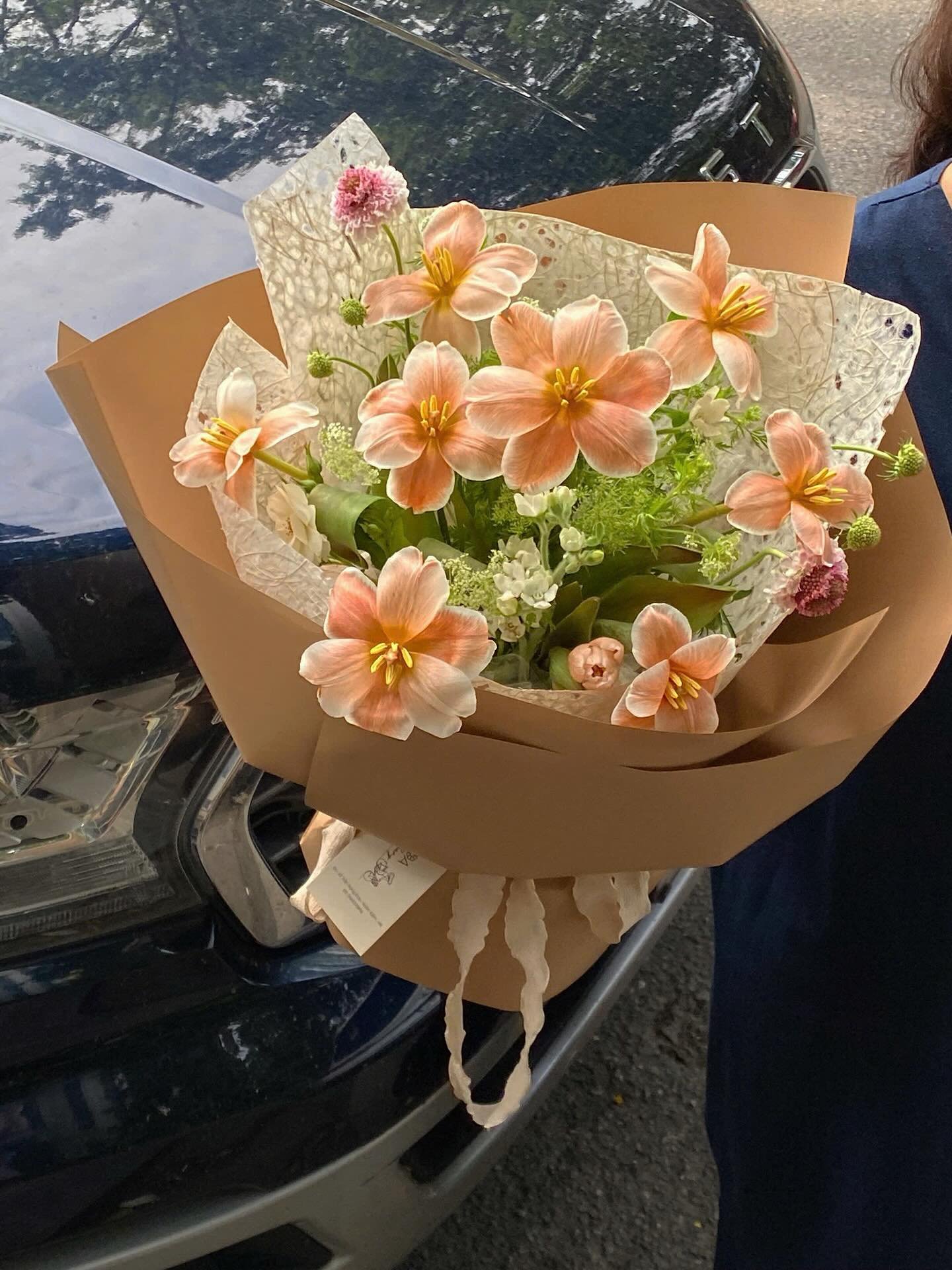 Bó hoa ngọt ngào với tulip màu cam và hoa baby, kiểu cắm trang nhã