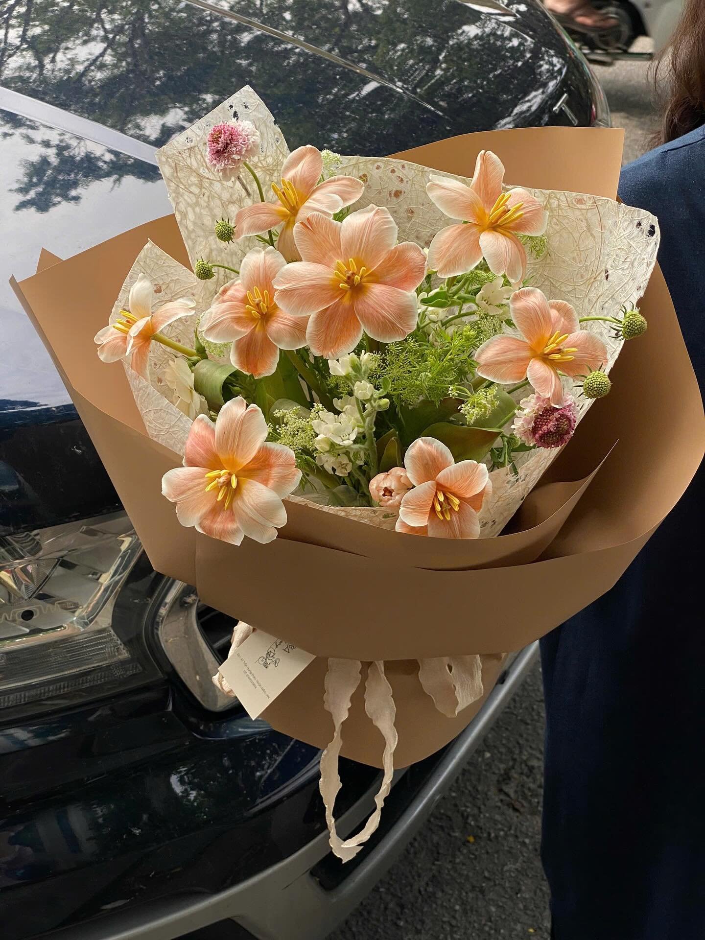 Bó hoa gồm hoa tulip hồng, baby và hoa cắm tự nhiên, đẹp mắt
