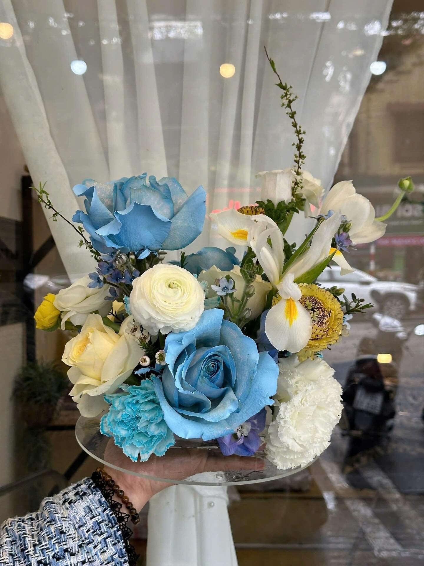 Bó hoa tươi với hoa hồng xanh, lan, cúc và tulip, kiểu cắm nghệ thuật đẹp mắt