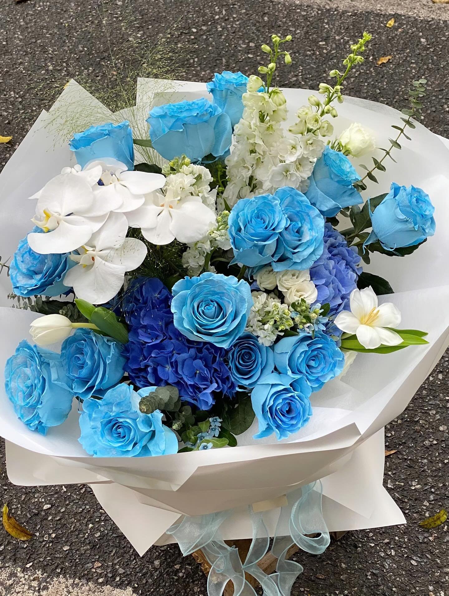 Bó hoa tươi với những bông hồng xanh và <a href=
