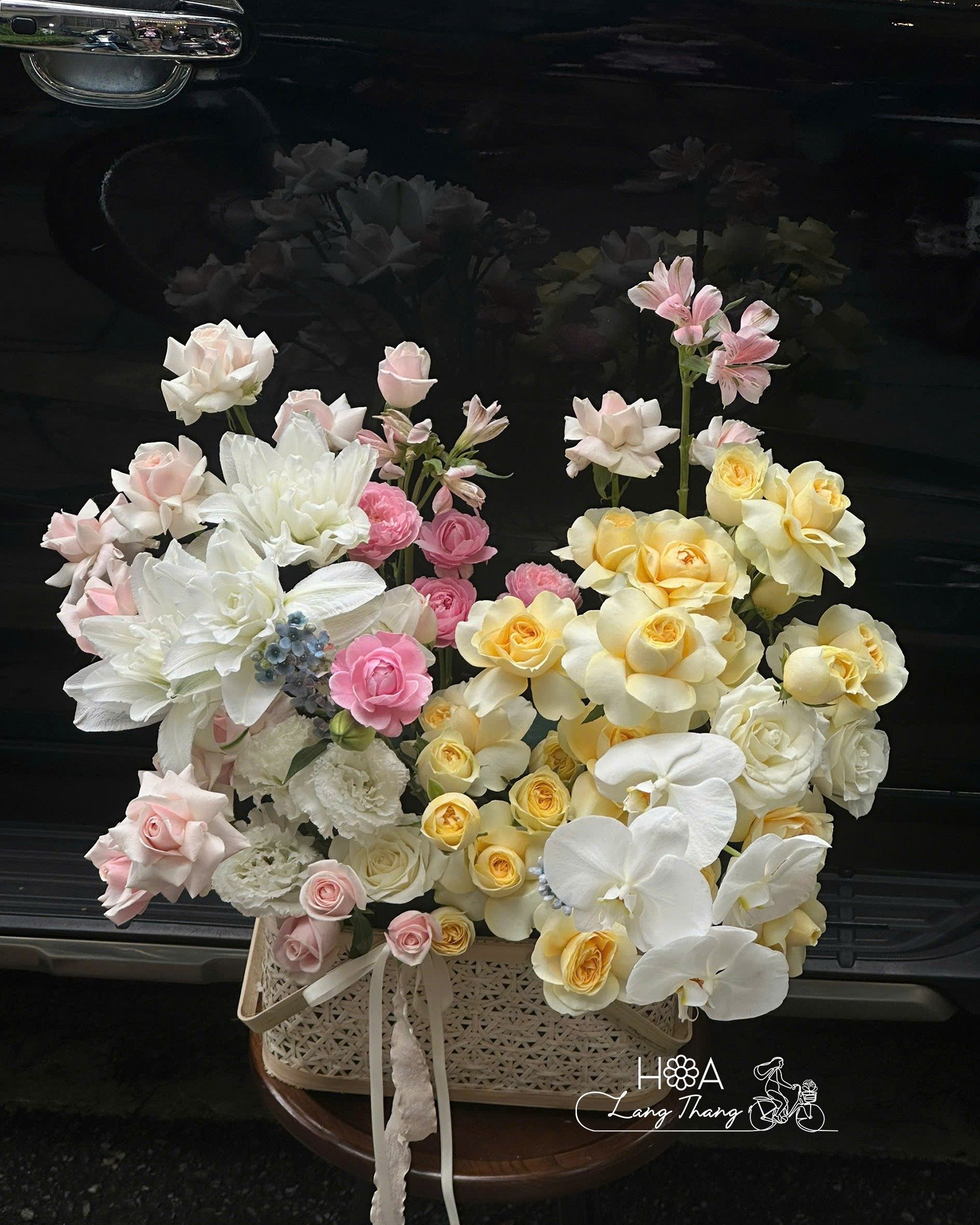 Bình hoa đa sắc với hoa hồng, <a href=
