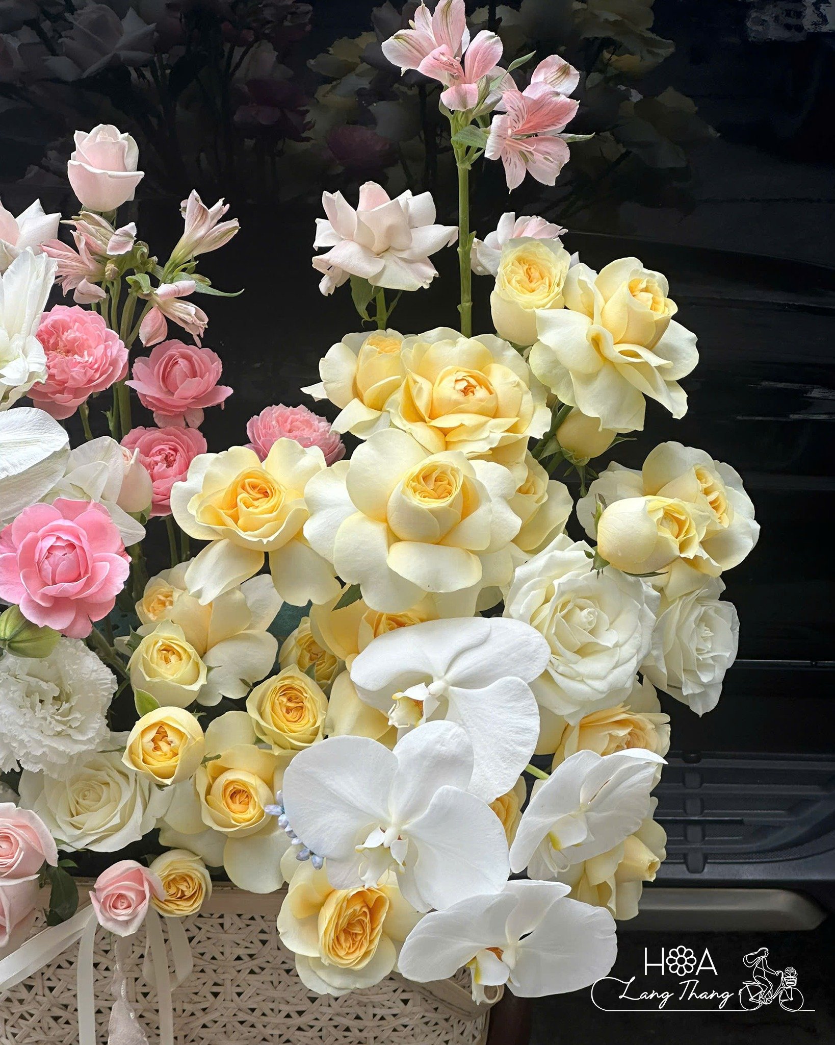 Bó hoa với hoa hồng vàng, lan hồ điệp và hoa pink, kiểu cắm trang trí tinh tế