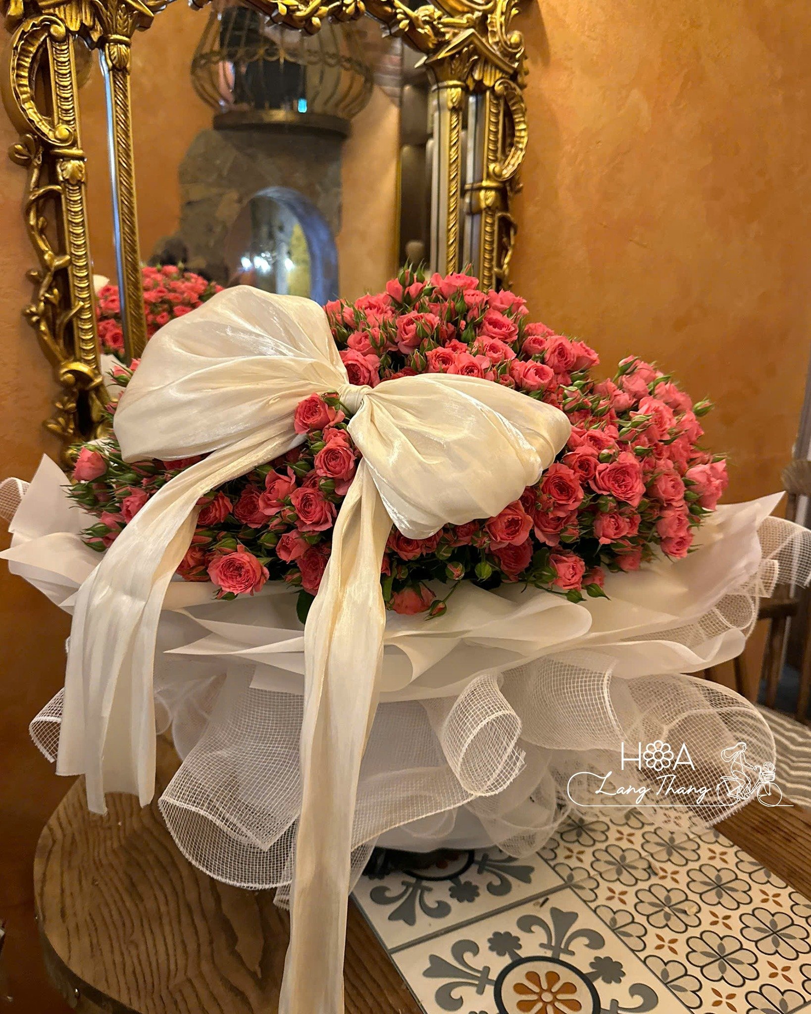 Bouquet hoa hồng hồng cắm kiểu sang trọng với nơ trắng