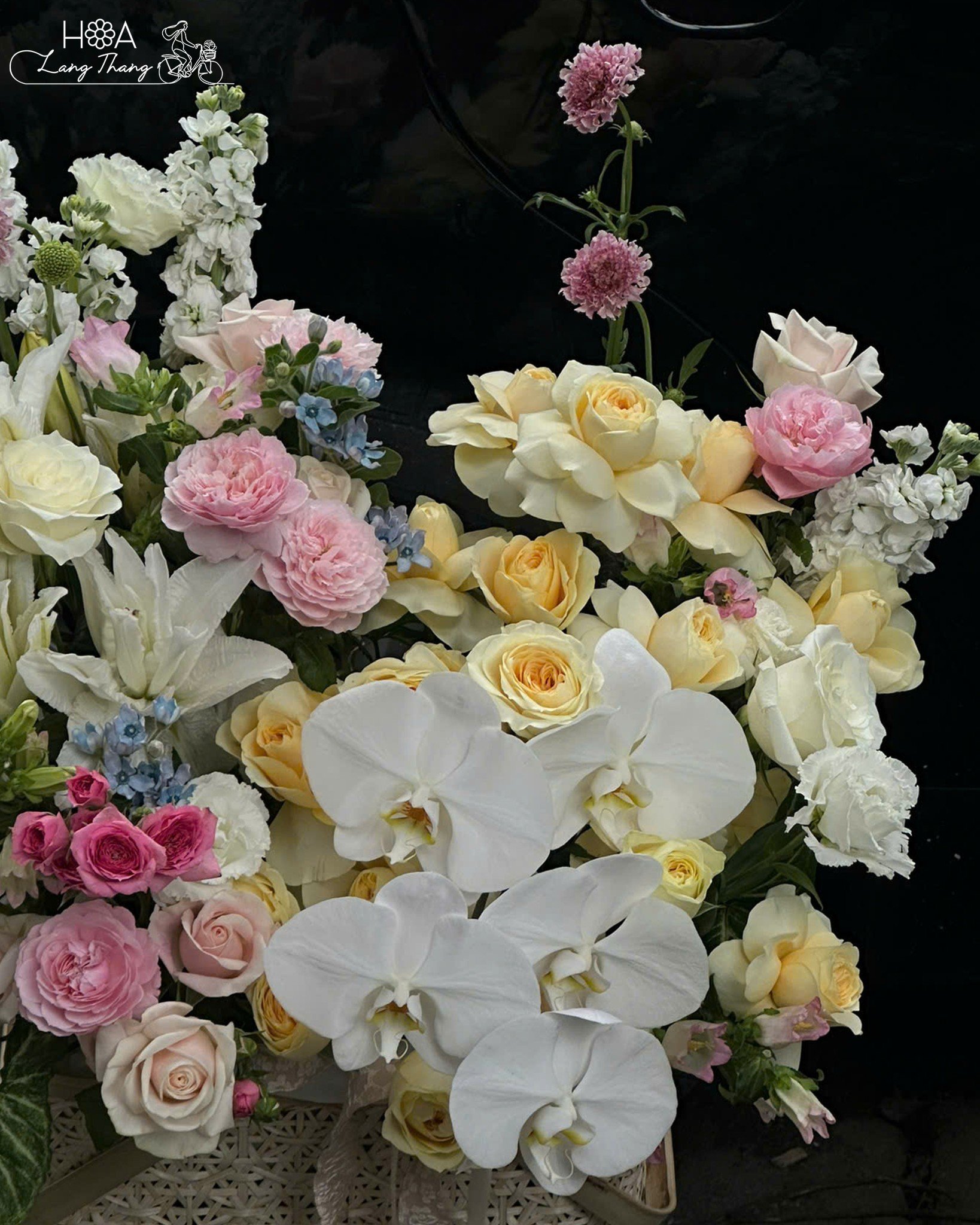 Bouquet hoa tươi nhiều loại với hoa hồng, <a href=