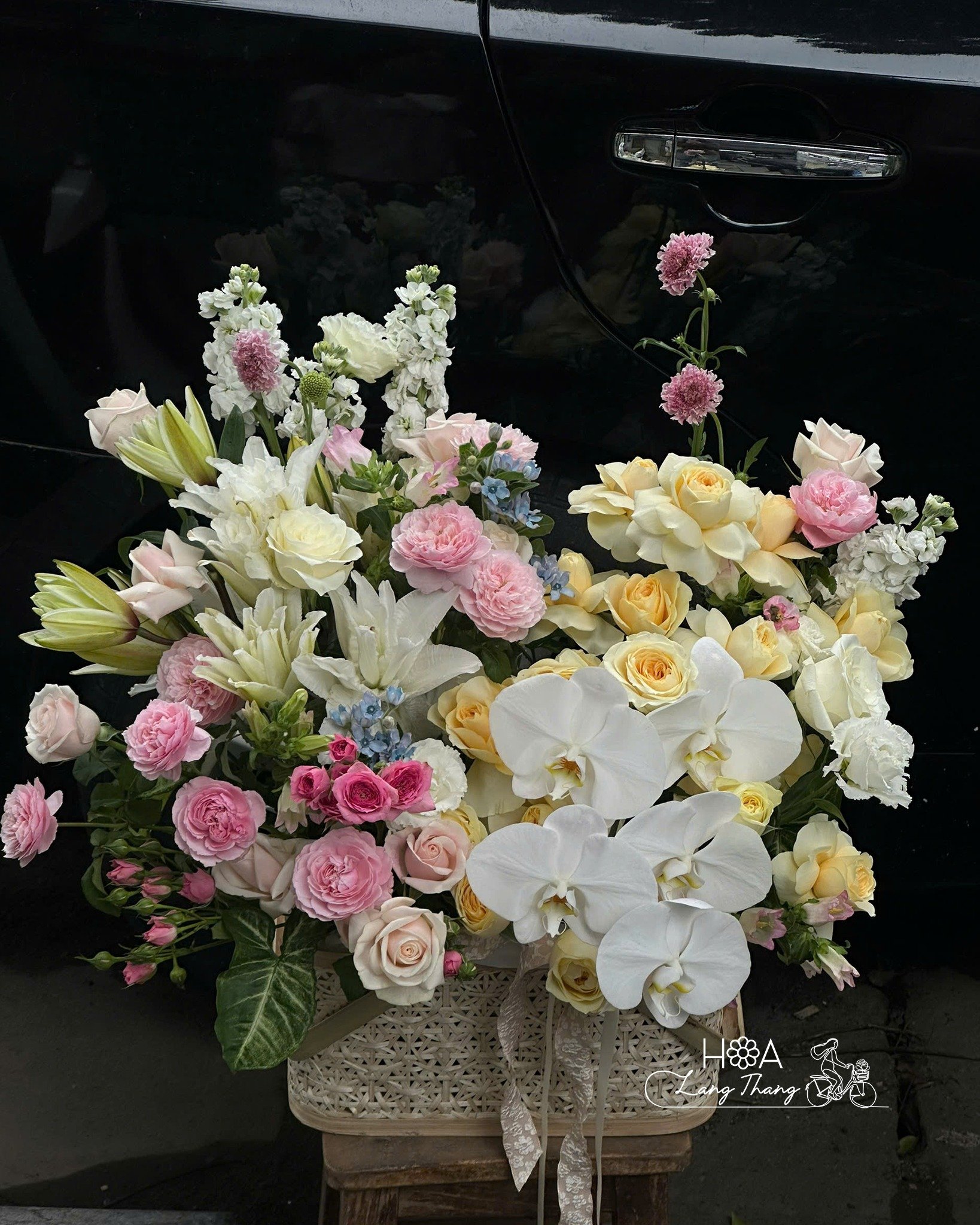 Bó hoa tươi gồm hồng, ly, lan hồ điệp, kiểu cắm nghệ thuật đẹp mắt