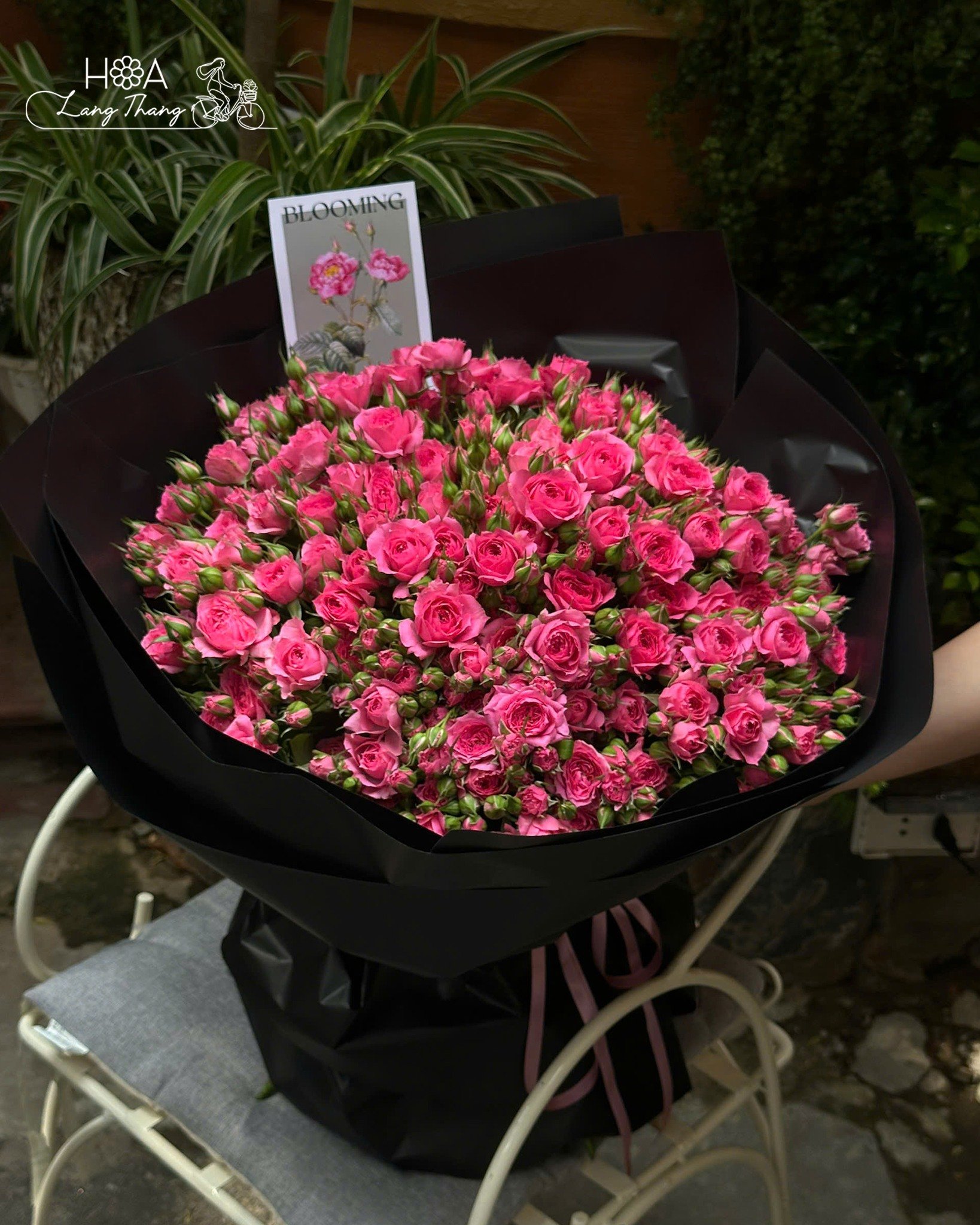 Bó hoa hồng pink rực rỡ, kiểu cắm đẹp mắt, thích hợp tặng trong dịp đặc biệt