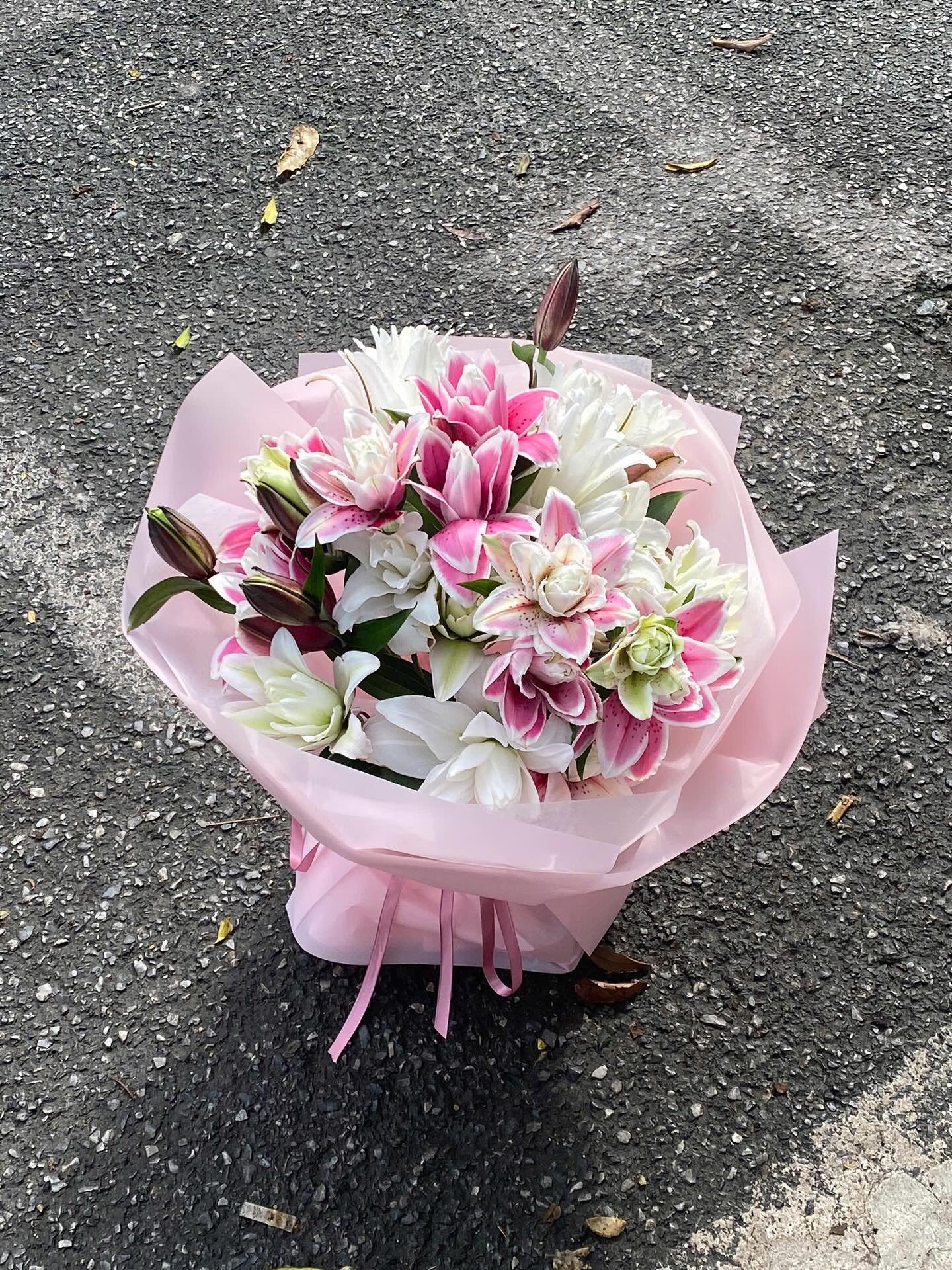 Bouquet hoa với hoa ly hồng và hoa trắng, kiểu cắm đẹp mắt