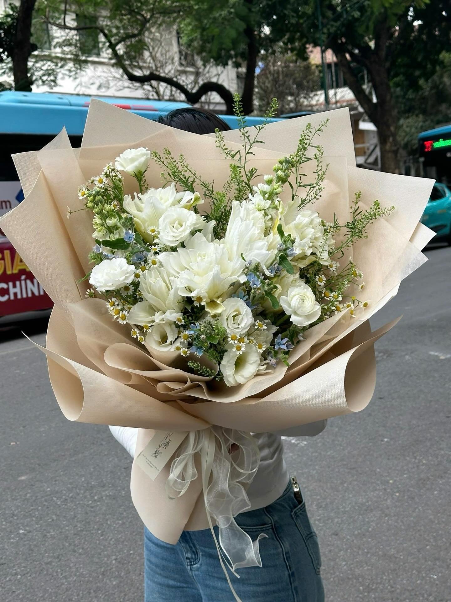 Bó hoa gồm hoa hồng trắng, <a href=
