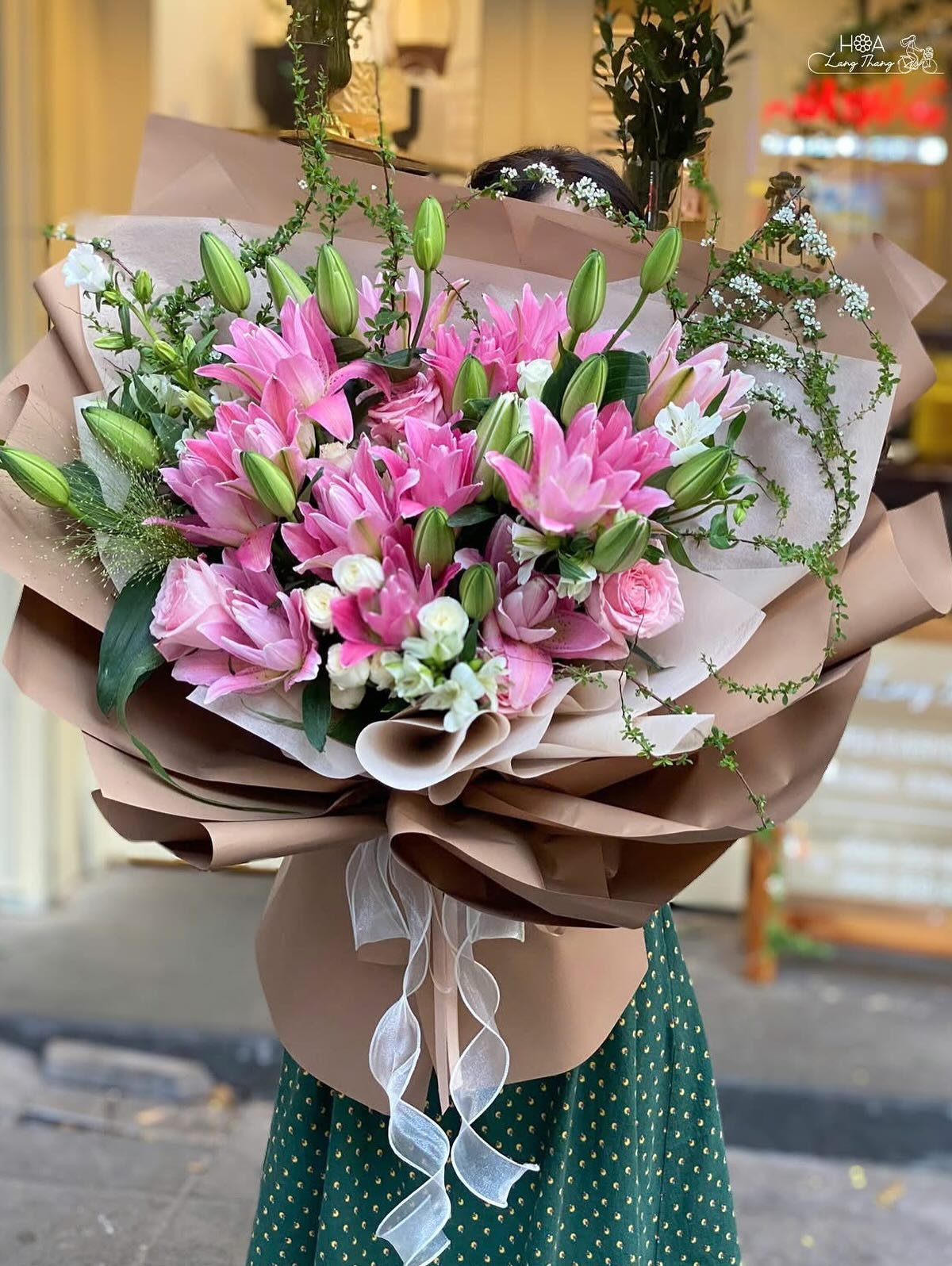 Bó hoa lớn gồm hoa ly hồng, hoa hồng và các loại hoa nhỏ khác, kiểu cắm lãng mạn