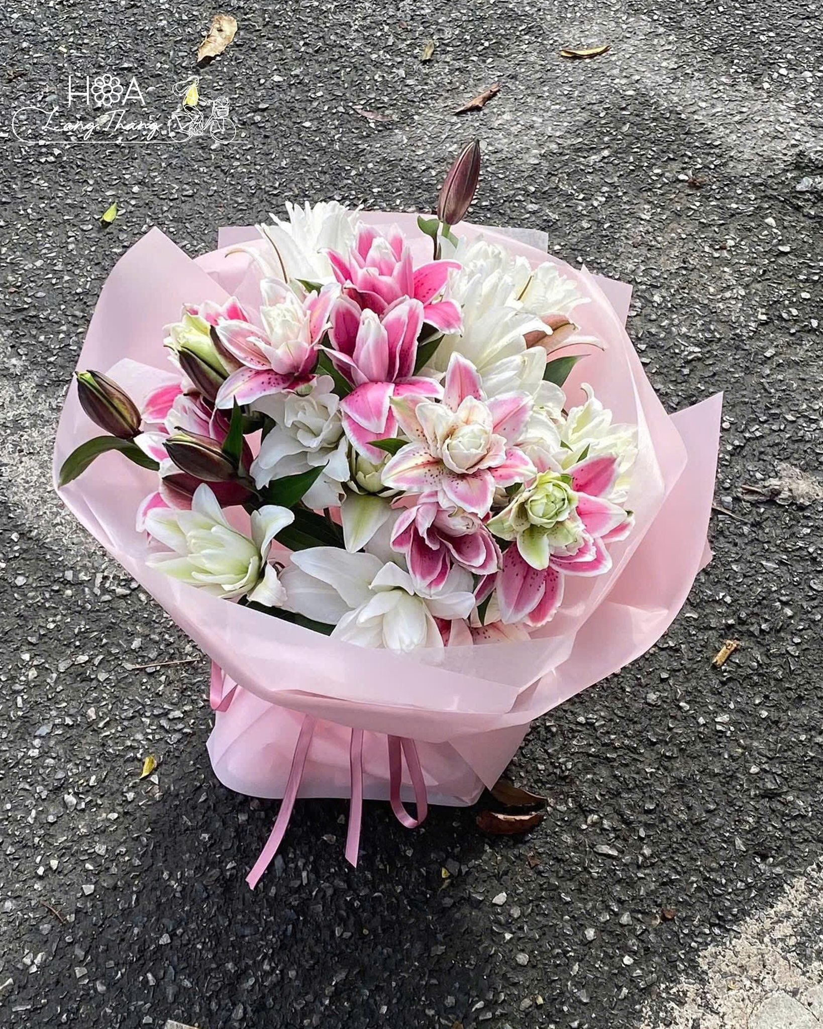Bouquet hoa với nhiều loại hoa ly và hoa hồng xen kẽ, đẹp mắt