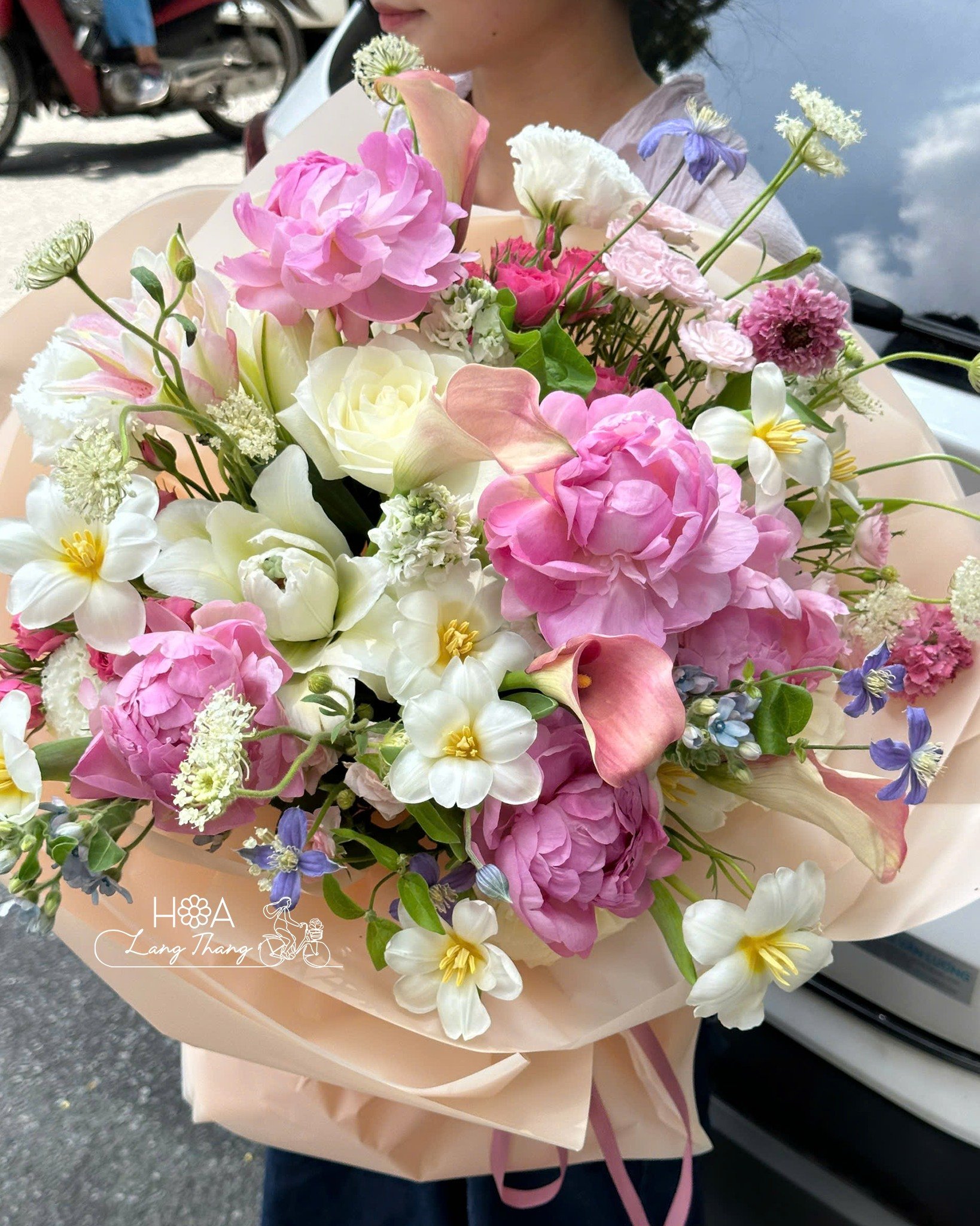 Bouquet hoa đẹp với nhiều loại hoa như hồng, ly, sen đá, kiểu cắm tự nhiên