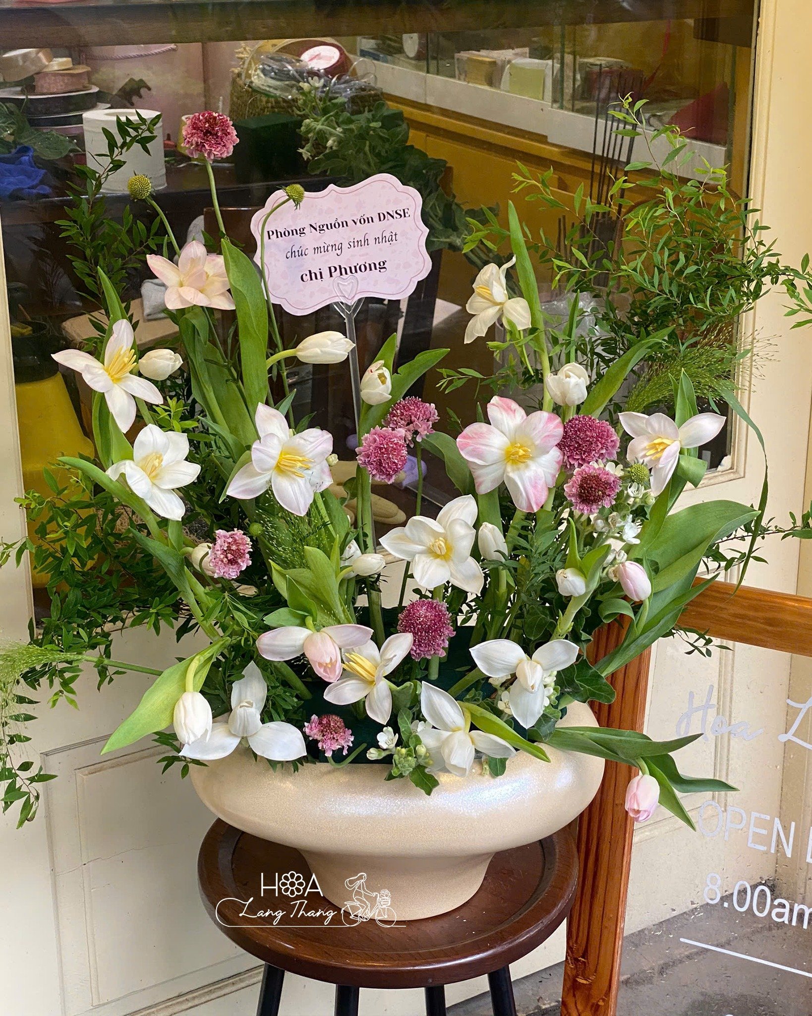 🌷 Một bình tulip giản đơn, gửi theo lời chúc dịu dàng – mong tuổi mới của bạn nhẹ tênh như sắc hoa, và an yên như chính những