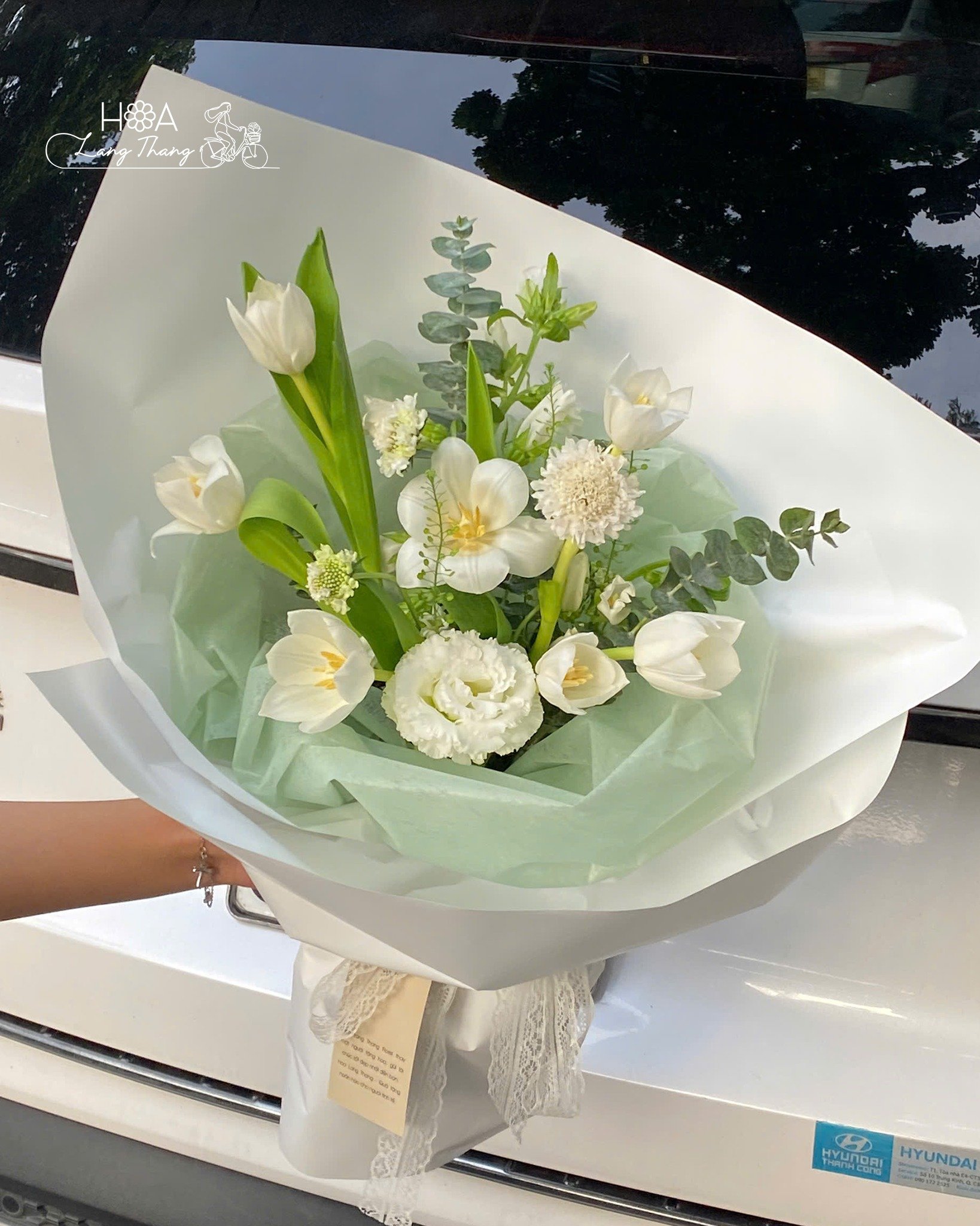 Bó hoa trắng tinh khiết với <a href=