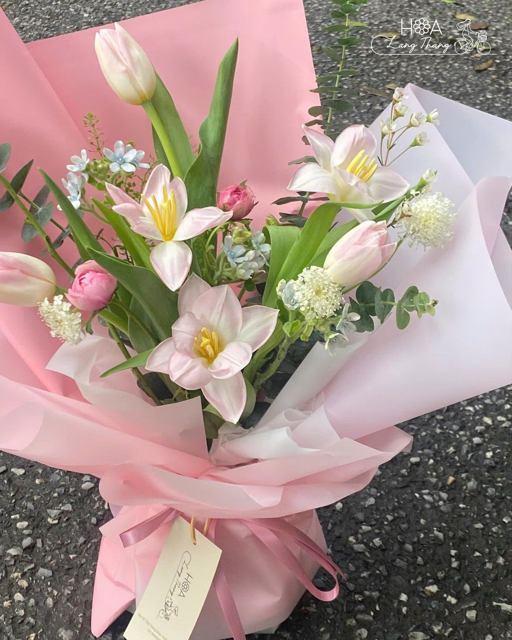 Bó hoa phong cách từ tulip, hồng và ly, cắm nhiều màu sắc tươi sáng